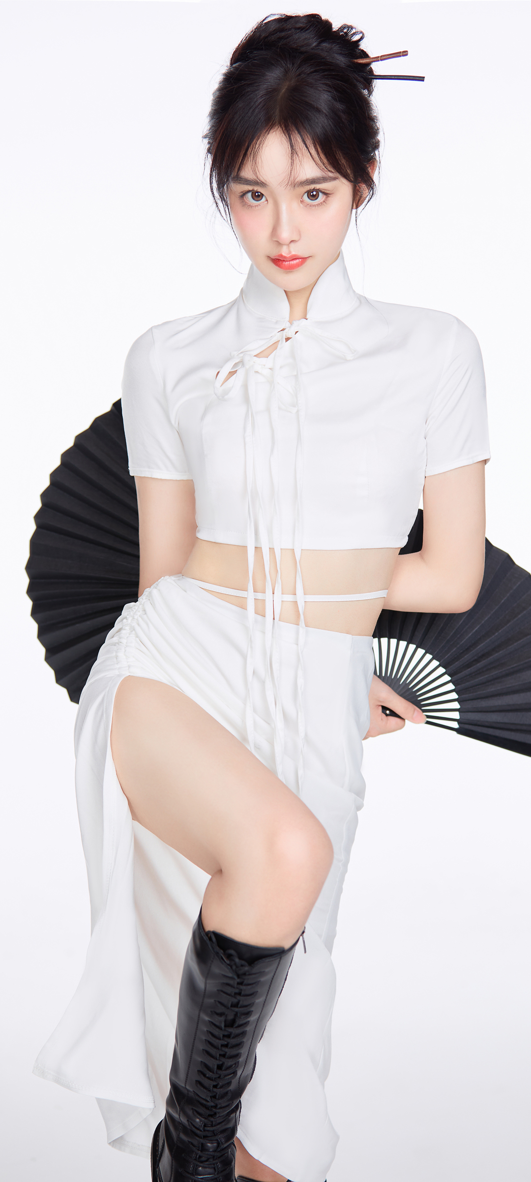 绝美白衣女神全面屏手机壁纸，扇子轻舞，免费下载畅享美图