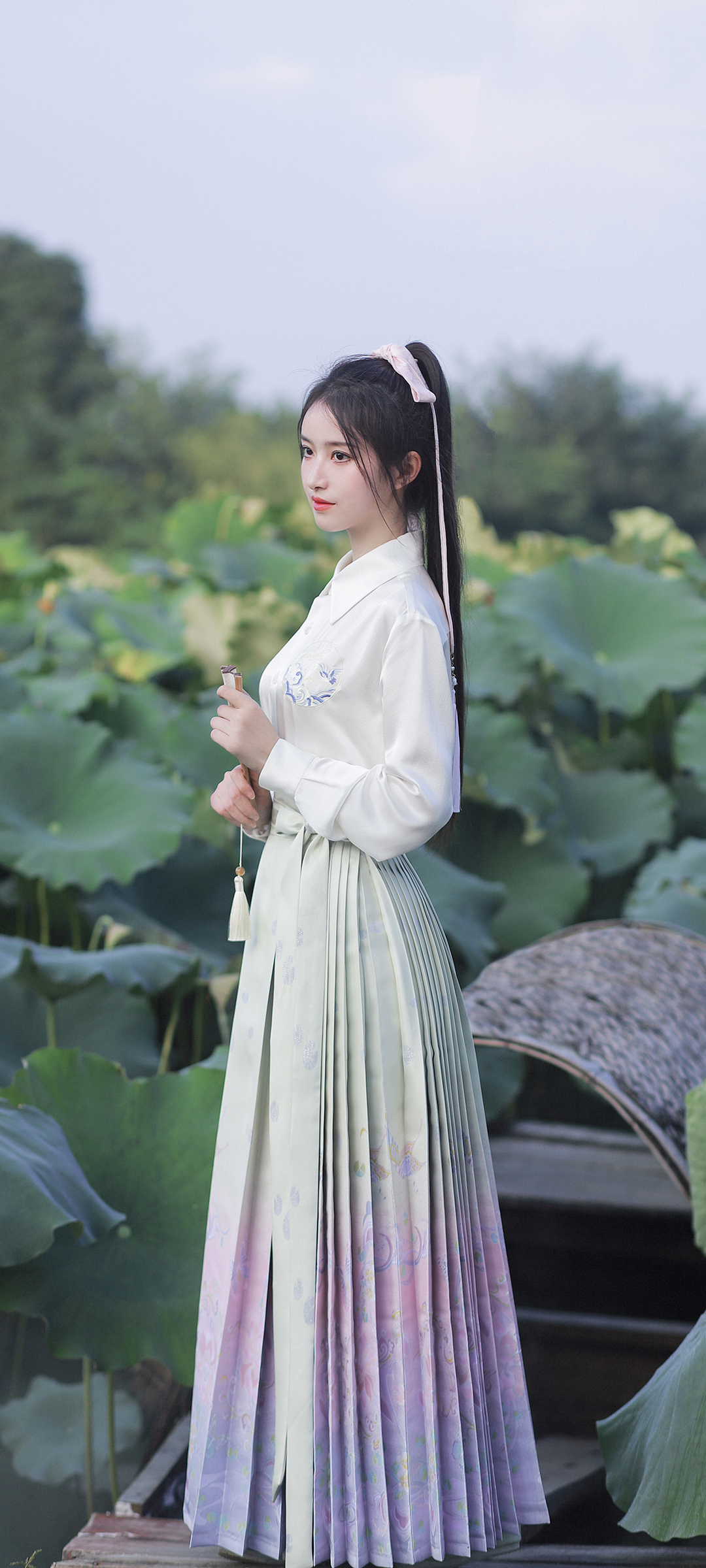 古风美女壁纸，古装女子泛舟荷花间，手机壁纸免费下载