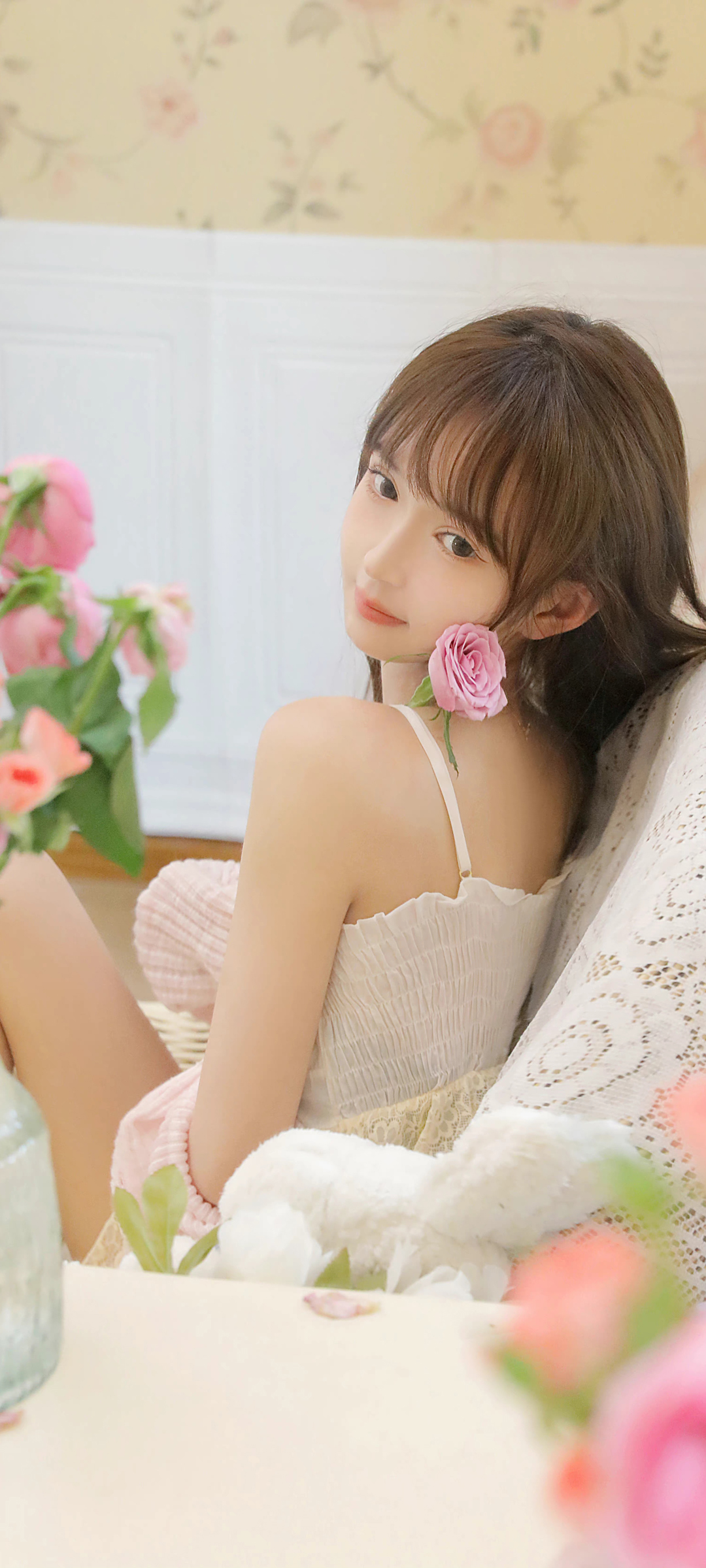 清新居家美女，绝美壁纸大放送！免费下载，让手机屏幕焕新颜