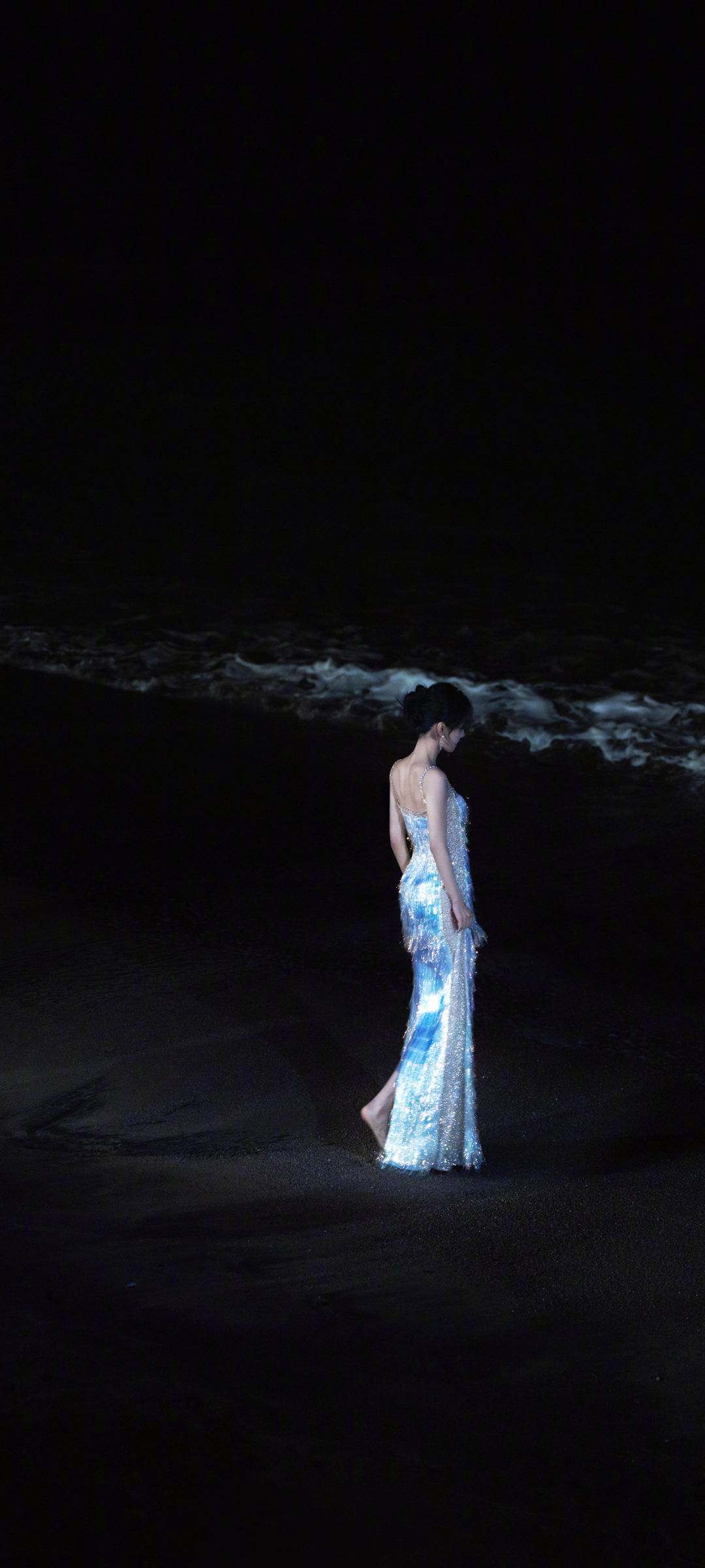 海边蓝裙美女陈都灵高清手机壁纸免费下载