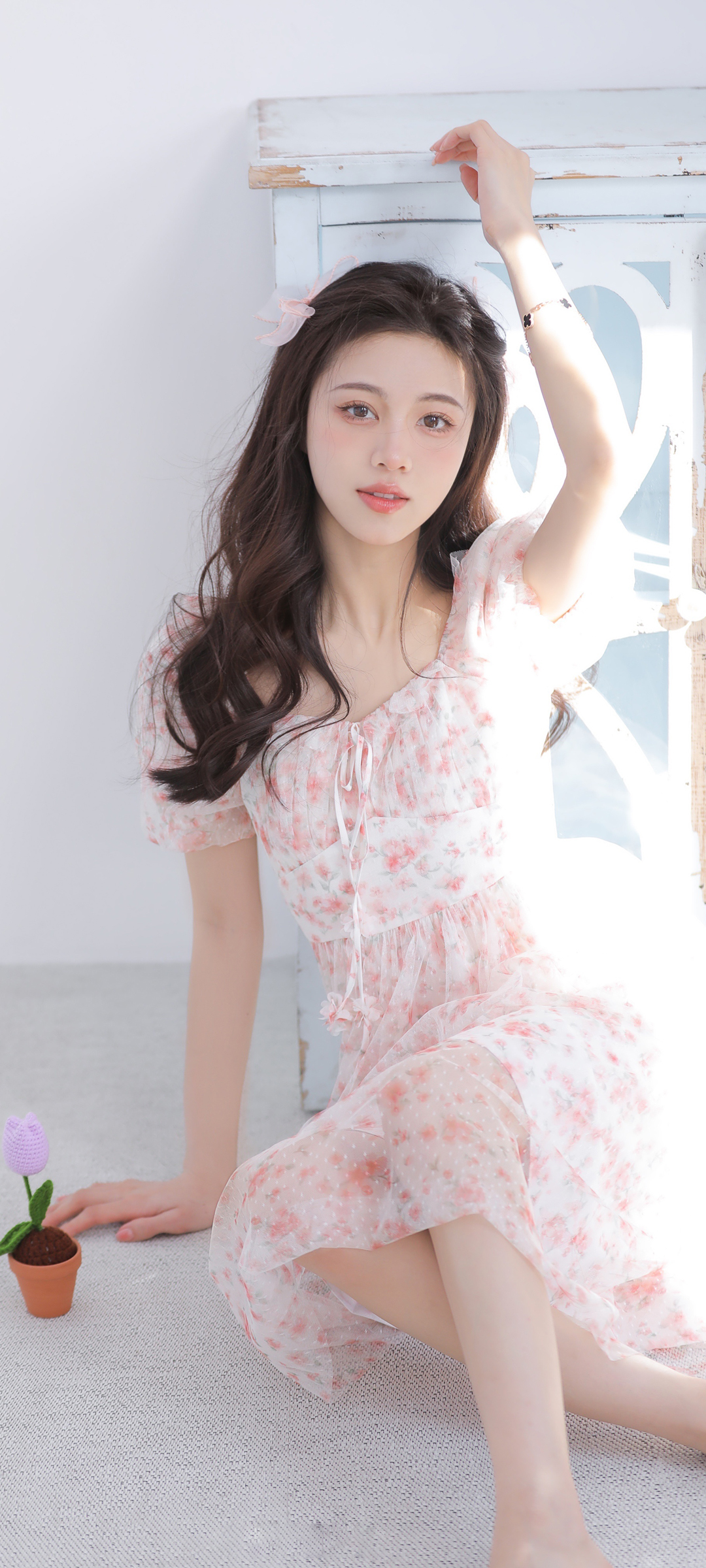居家公主风，粉色裙装美女坐地板，绝美壁纸免费下载