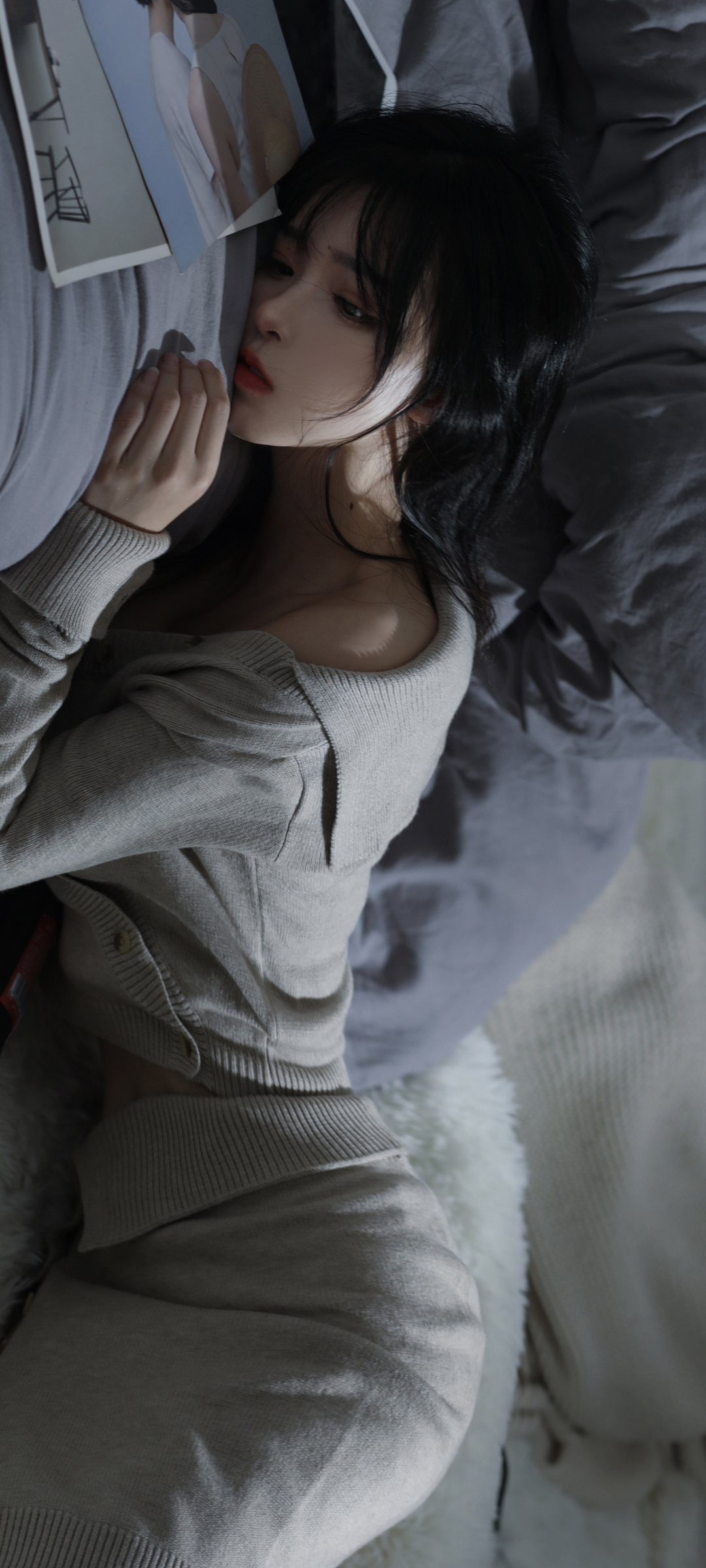 居家美女毛衣套装，忧伤风情高清壁纸，免费手机下载精选