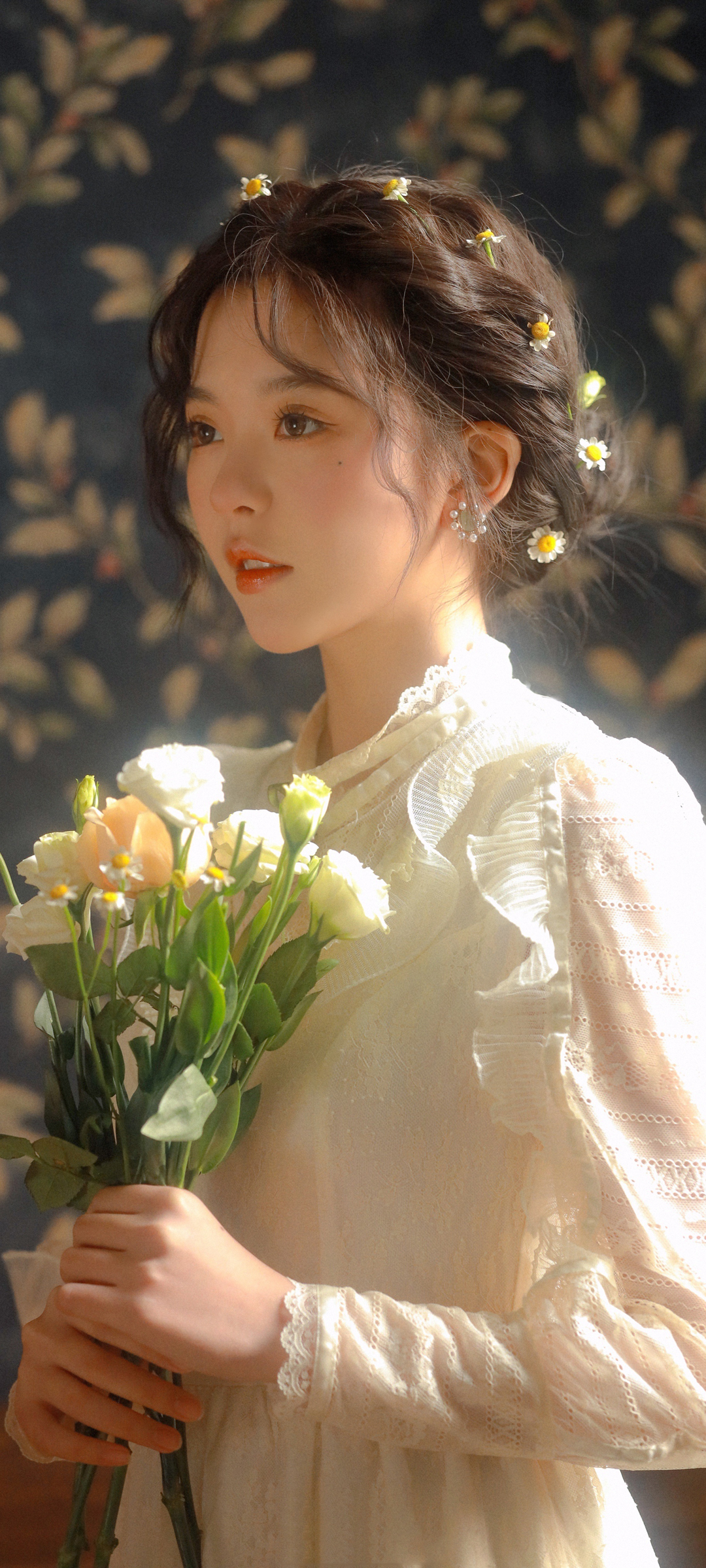 彭十六，鲜花簇拥下的养眼美女，精选手机壁纸免费下载