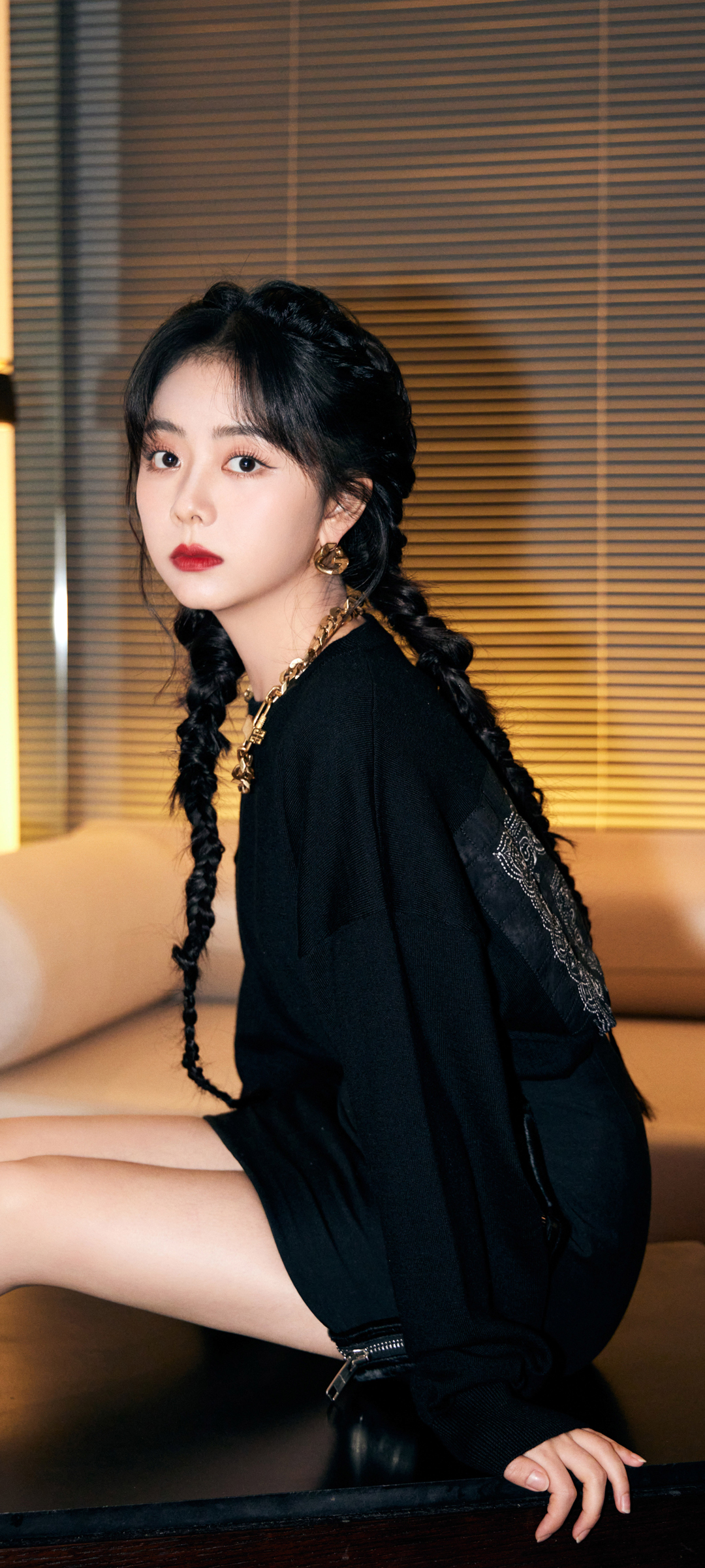 谭松韵黑色连衣裙秀美腿，绝美手机壁纸免费下载