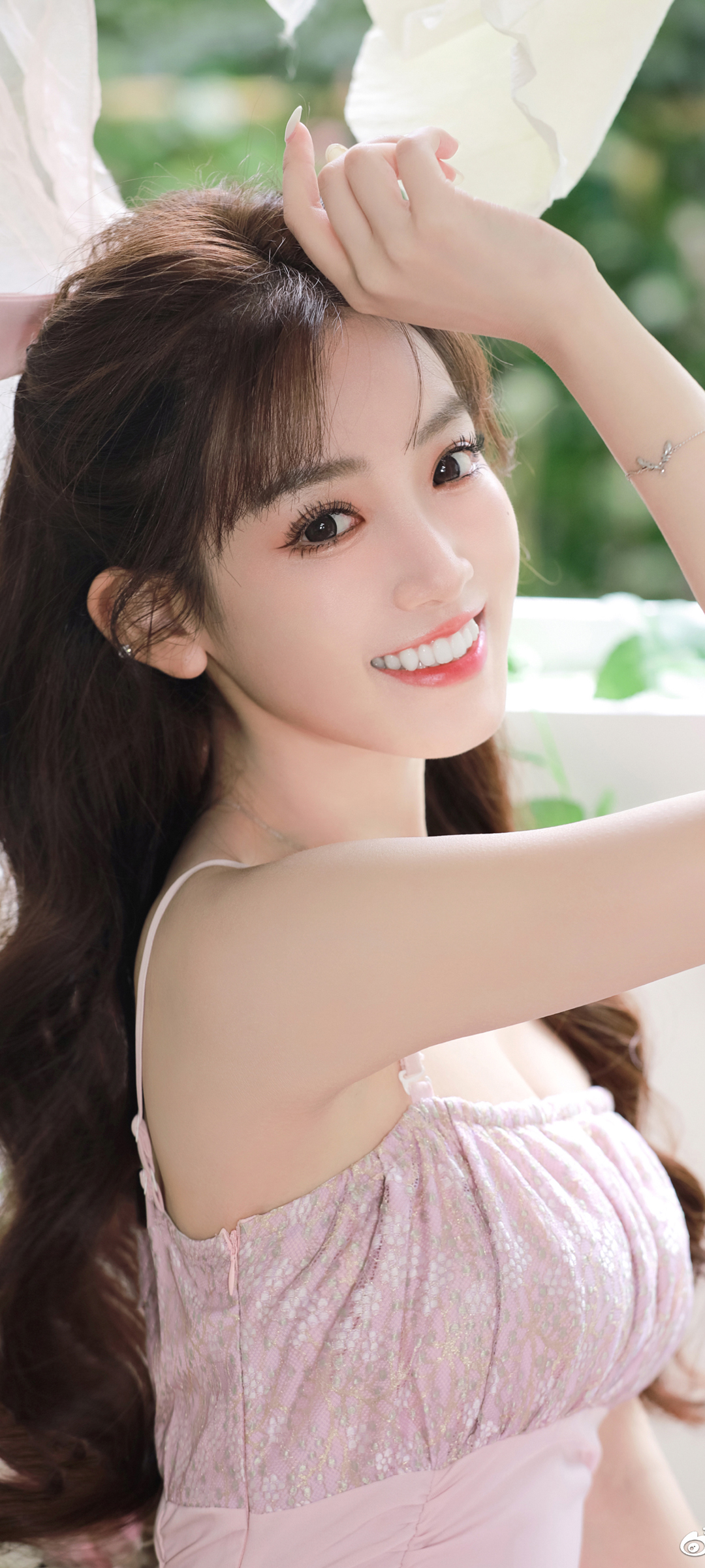 美女微笑露齿，精选手机桌面壁纸，免费下载！
