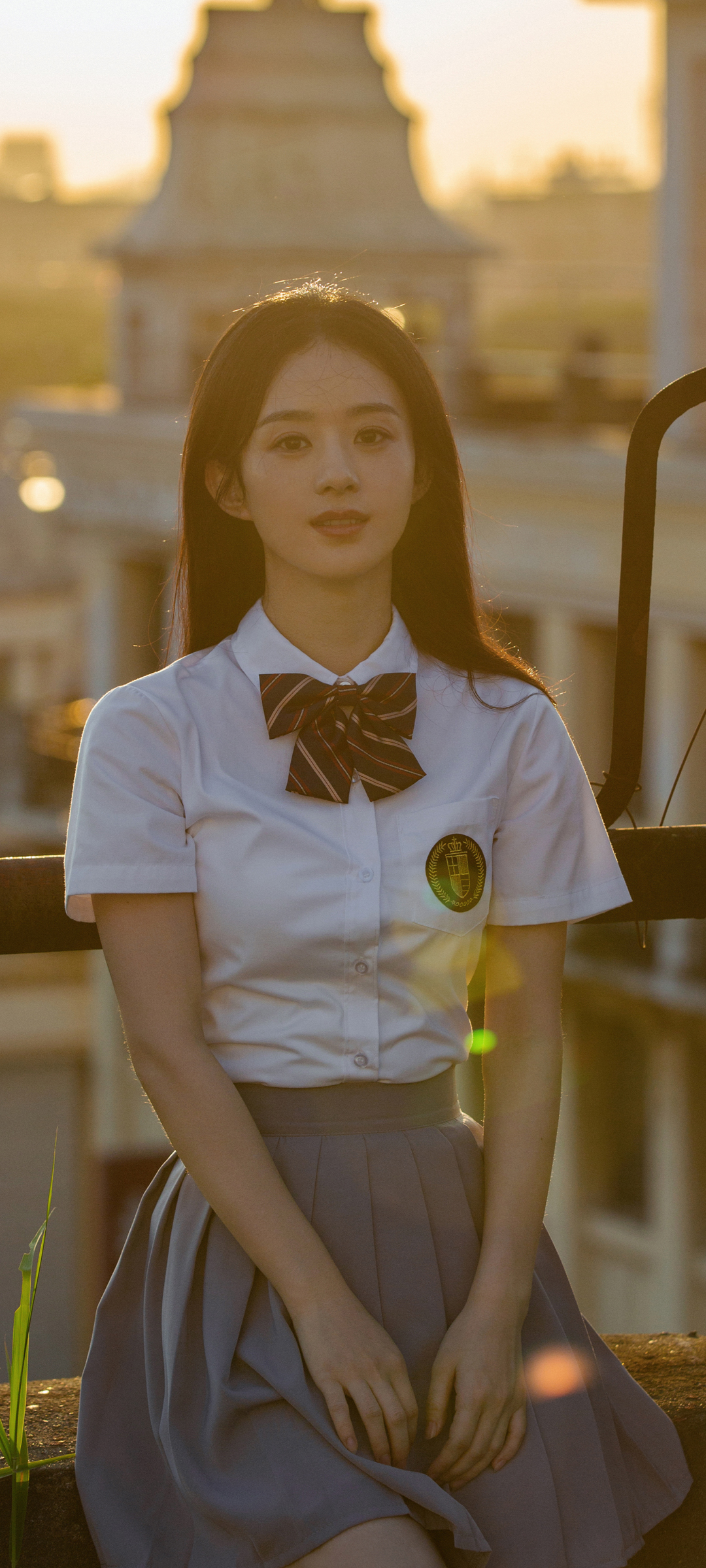 赵丽颖白色衬衫百褶裙美图，高清美女手机壁纸免费下载