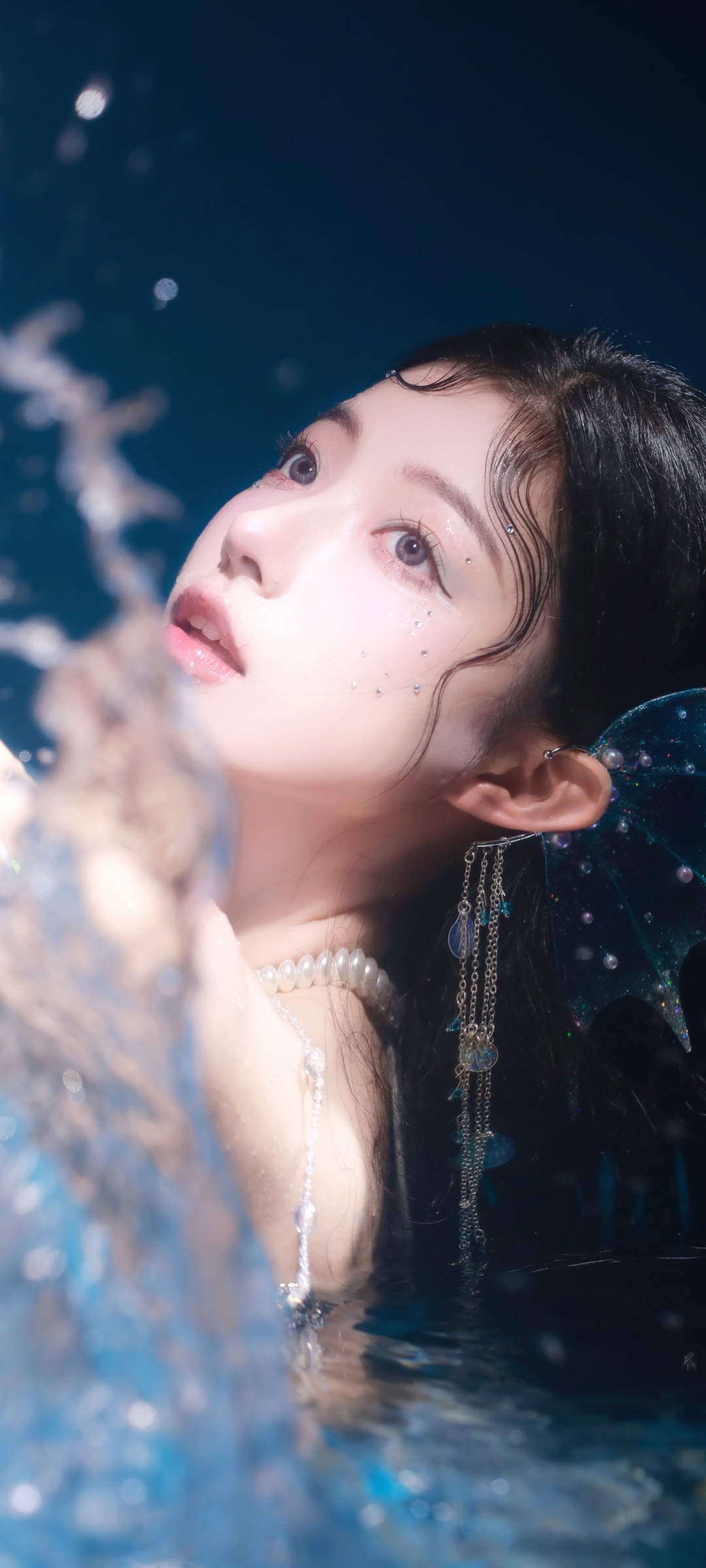 潘白雪美人鱼绝美壁纸，全屏高清，水花飘逸，美女手机壁纸免费下载