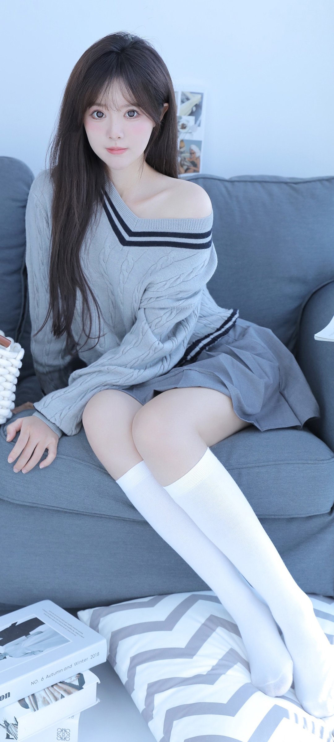 居家美女必备，小巧沙发配白色裤袜，精选美女手机壁纸免费下载