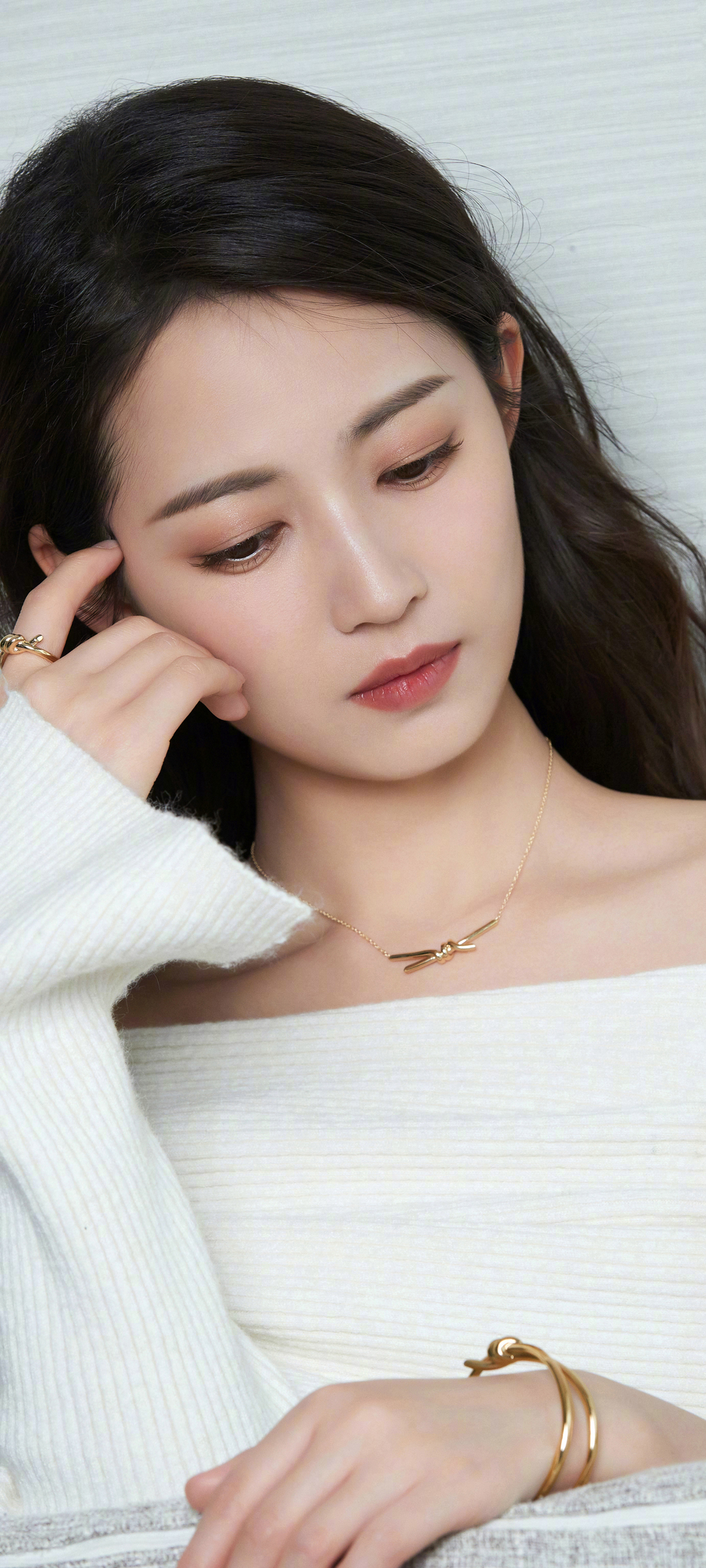 陈钰琪唯美白色毛衣高清壁纸，美女手机壁纸免费下载
