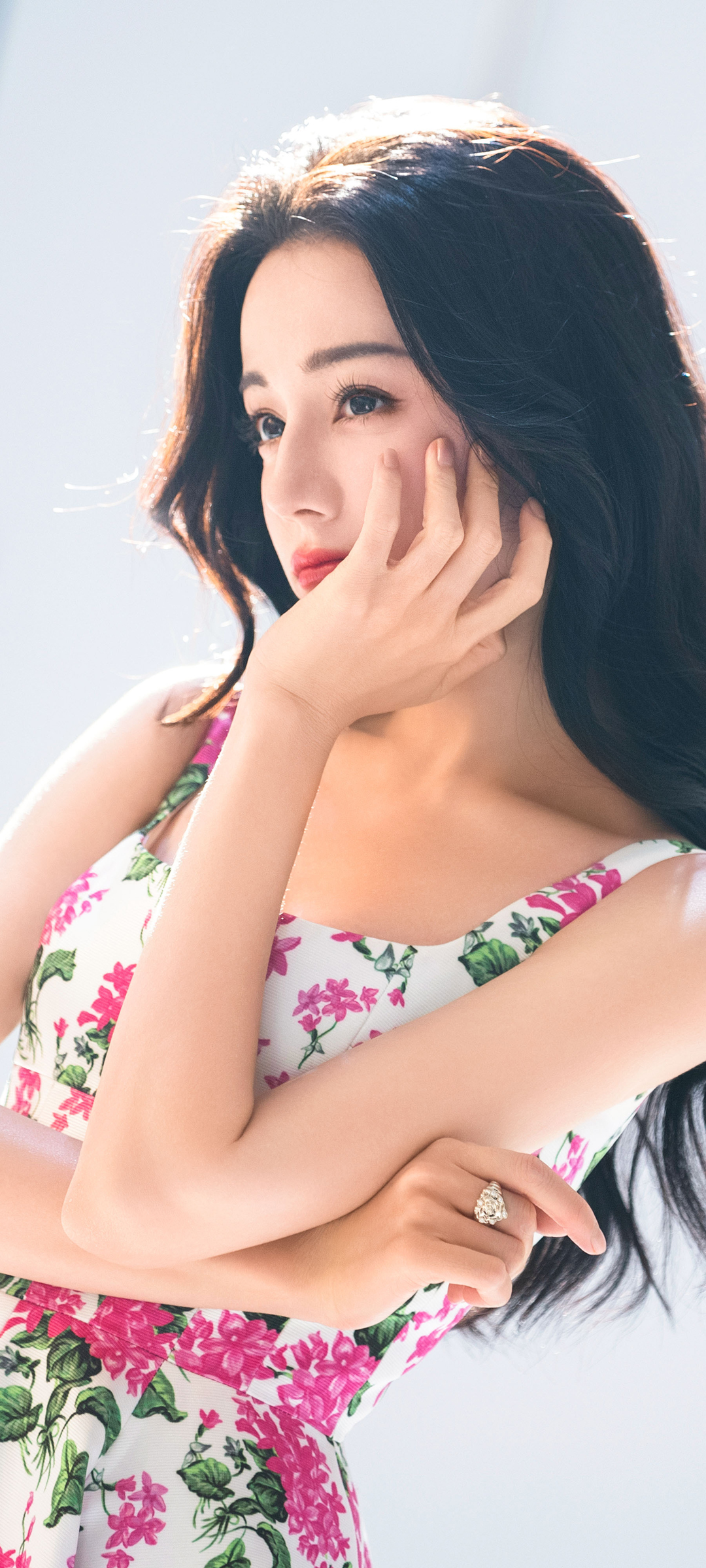 迪丽热巴碎花裙美图，高清美女手机壁纸，免费下载