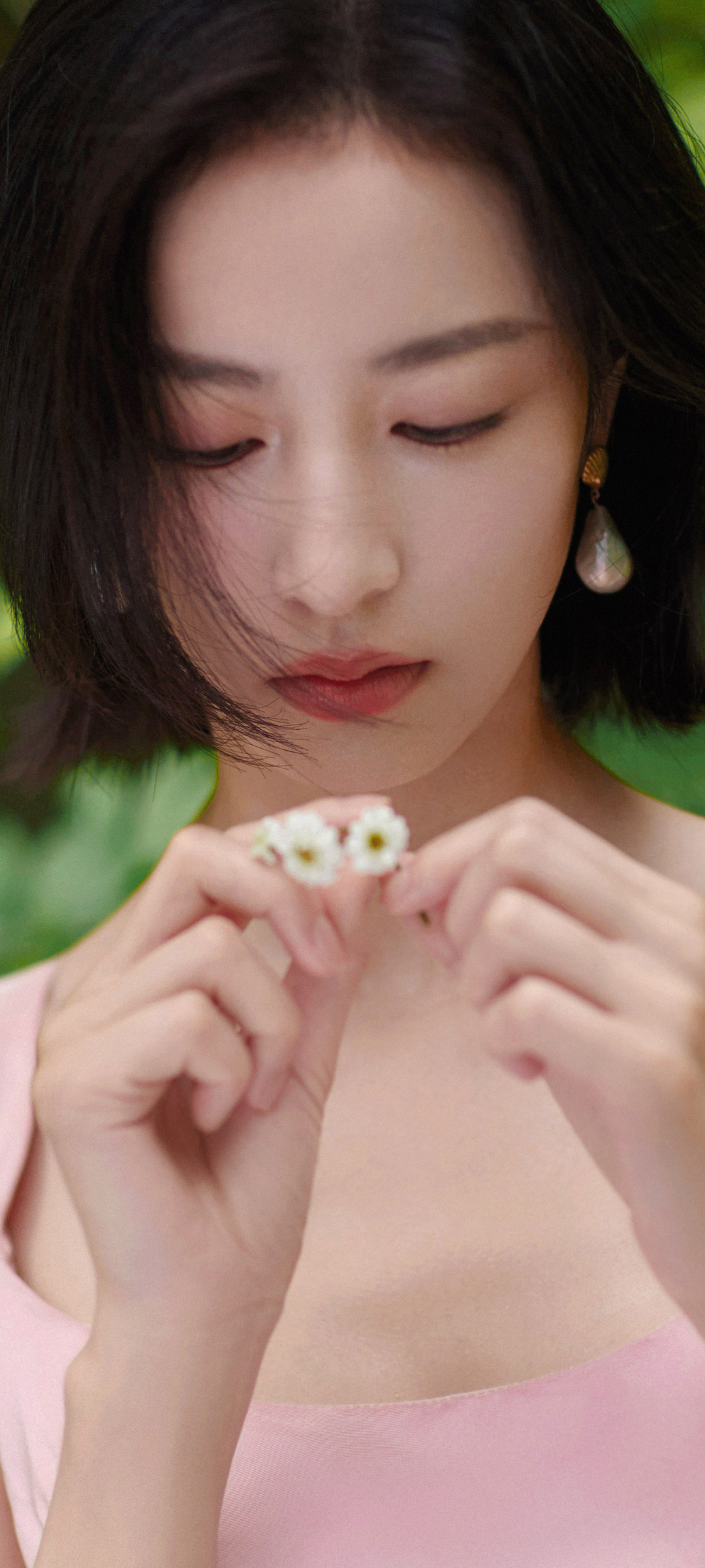 周雨彤绝美全面屏手机壁纸，免费下载美女高清图集