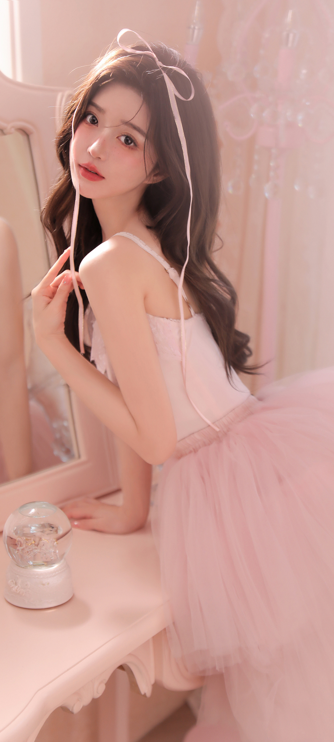 公主风粉色裙装美女壁纸，免费下载，装点你的手机屏幕