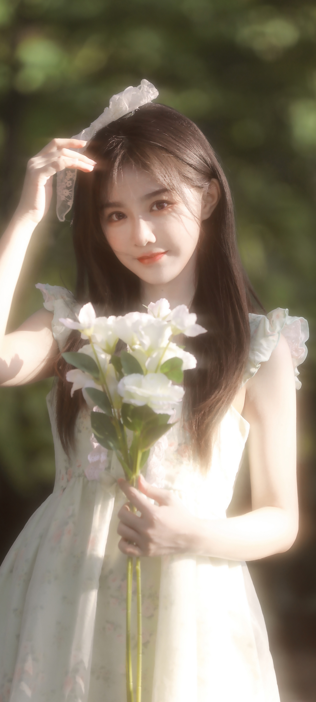 树林邂逅，清纯邻家女孩与鲜花共舞，手机壁纸美女免费下载