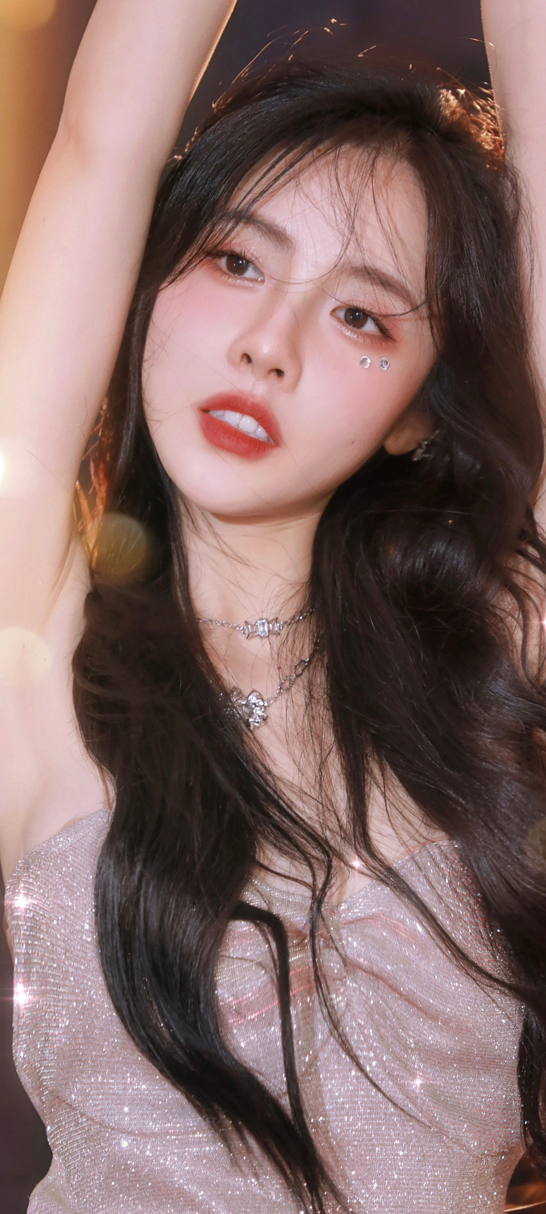 免费下载长发美女高清全屏手机壁纸，绝美画面尽在其中