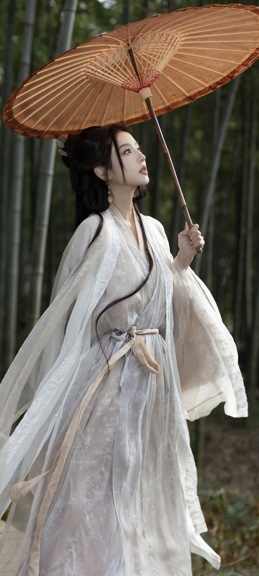 古风美女持伞漫步竹林，何瑞贤手机桌面壁纸，免费下载