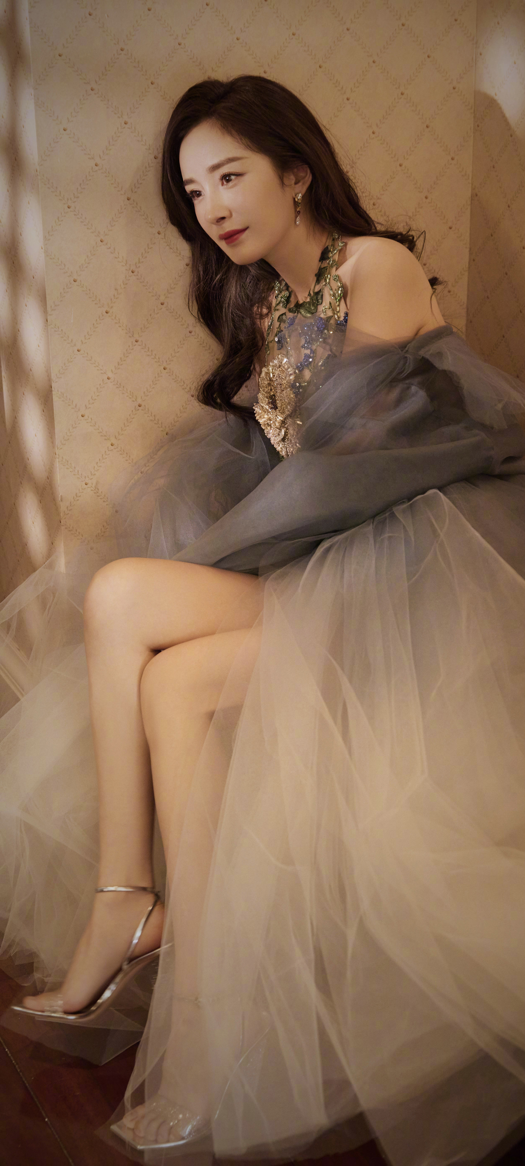 杨幂唯美裙装写真，美腿吸睛，高清手机壁纸免费下载