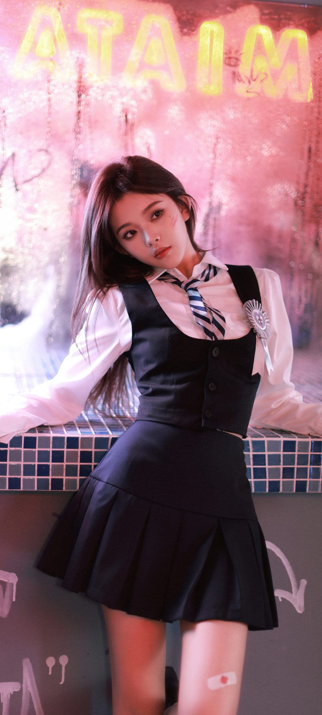 元气美女彭十六，高清长发美腿，百褶裙全屏手机壁纸免费下载