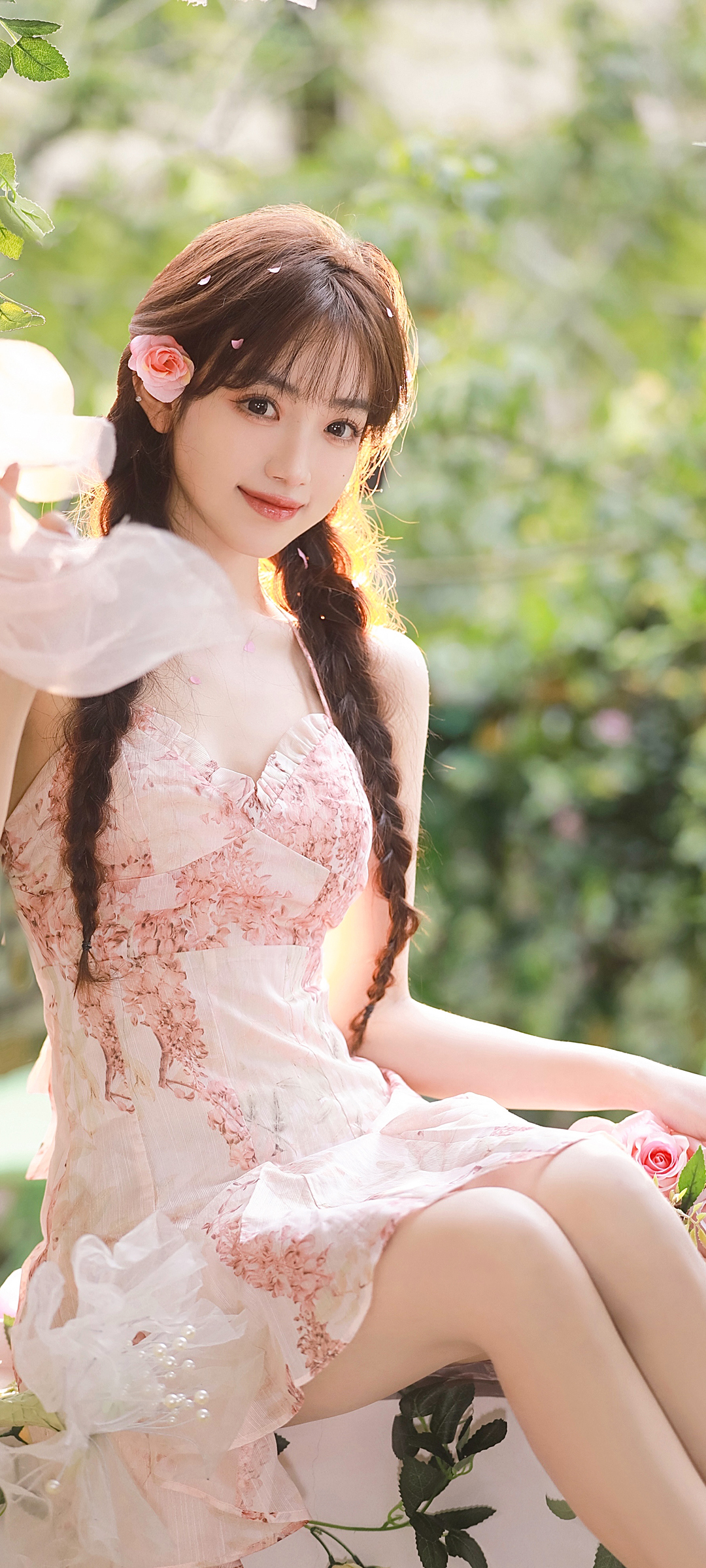 粉色花园裙美女壁纸，高清免费下载，装点你的手机桌面