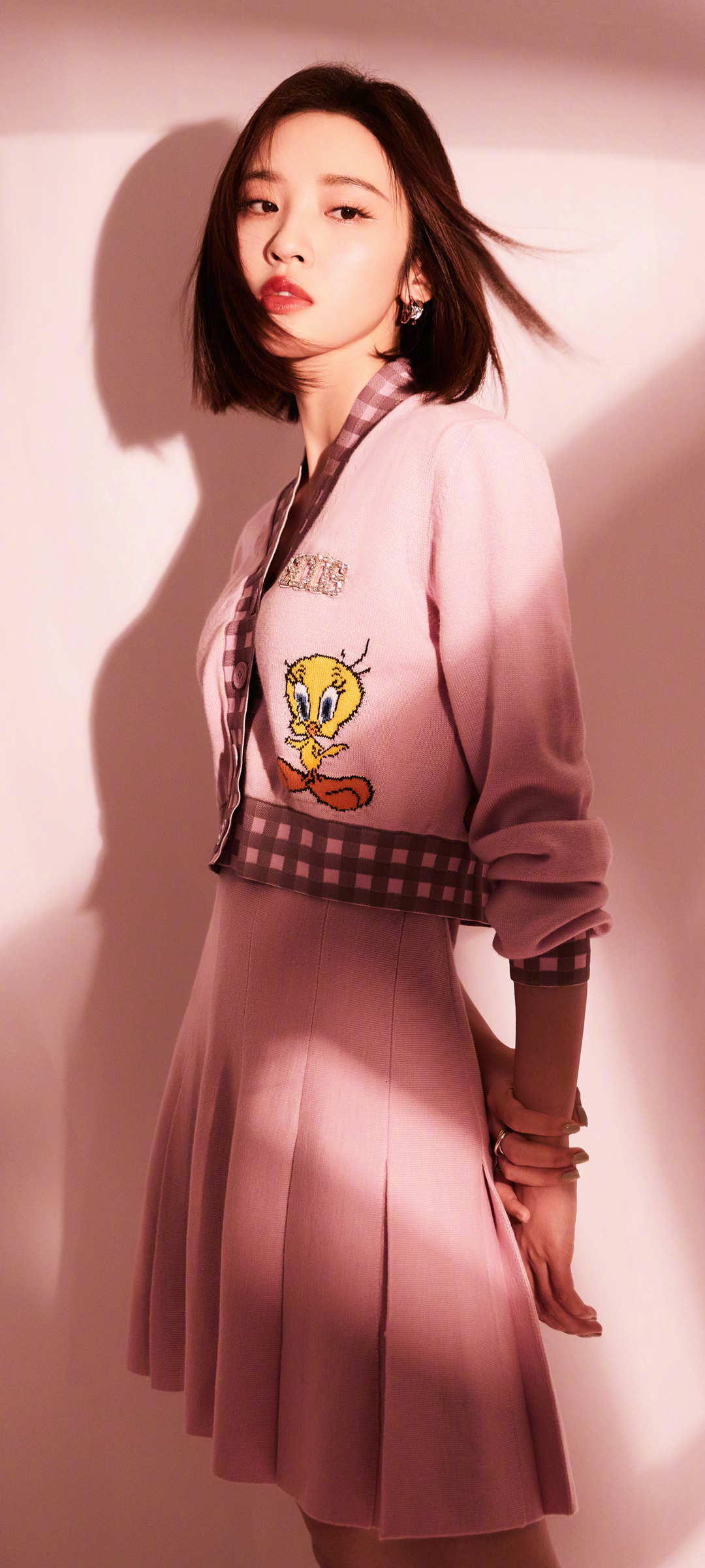 唐艺昕粉色百褶裙绝美壁纸，全屏高清免费下载，气质美女手机专属背景