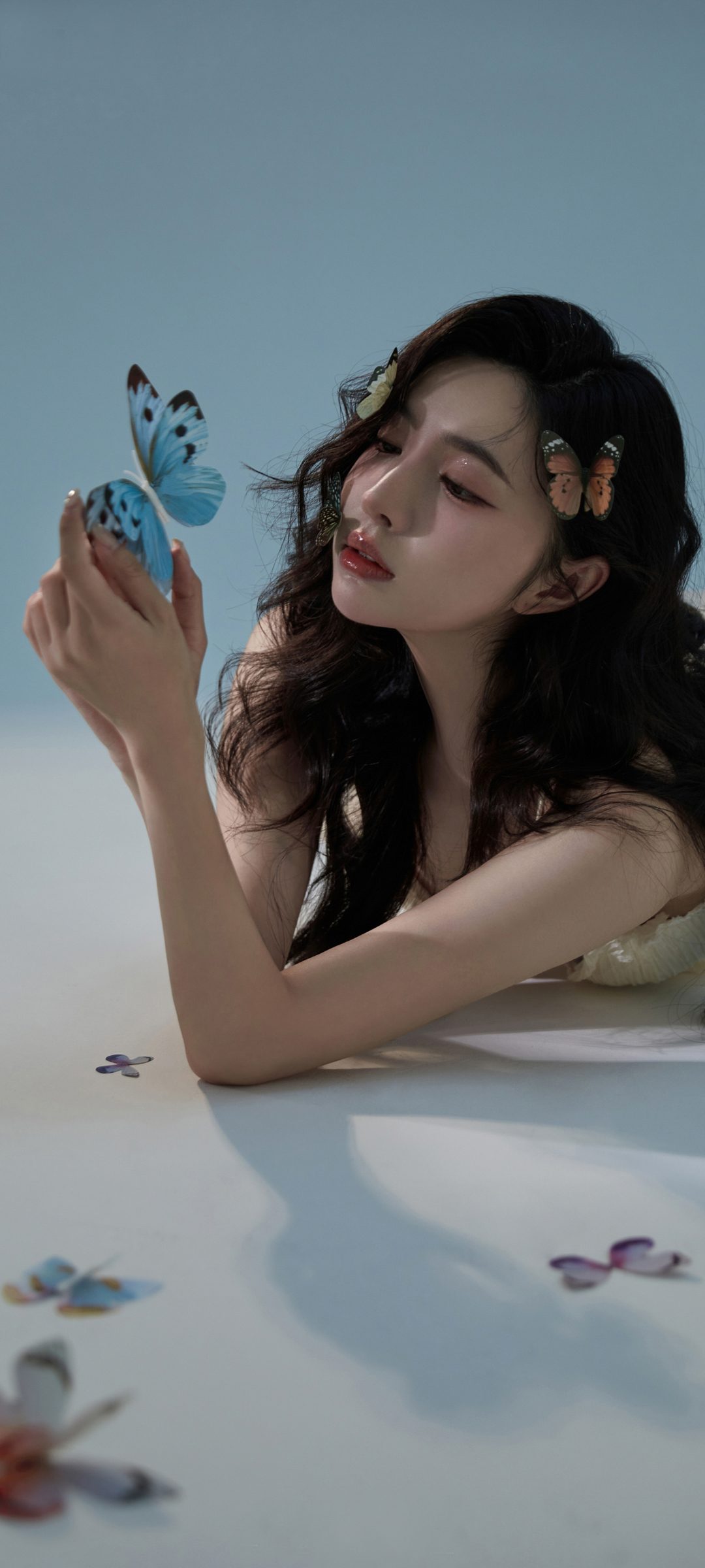 长卷发女神与梦幻蝴蝶，唯美手机壁纸，免费下载做桌面背景