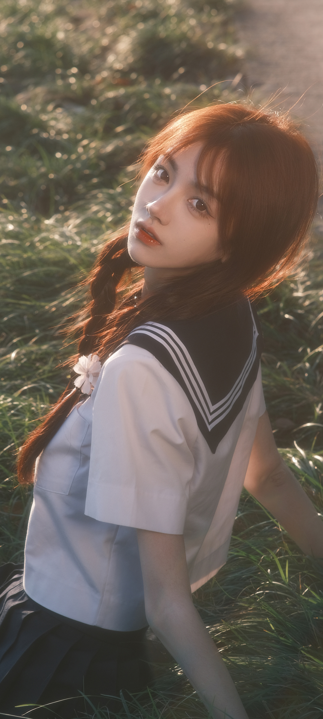 户外草地美女回眸，水手服清新脱俗，免费手机壁纸下载