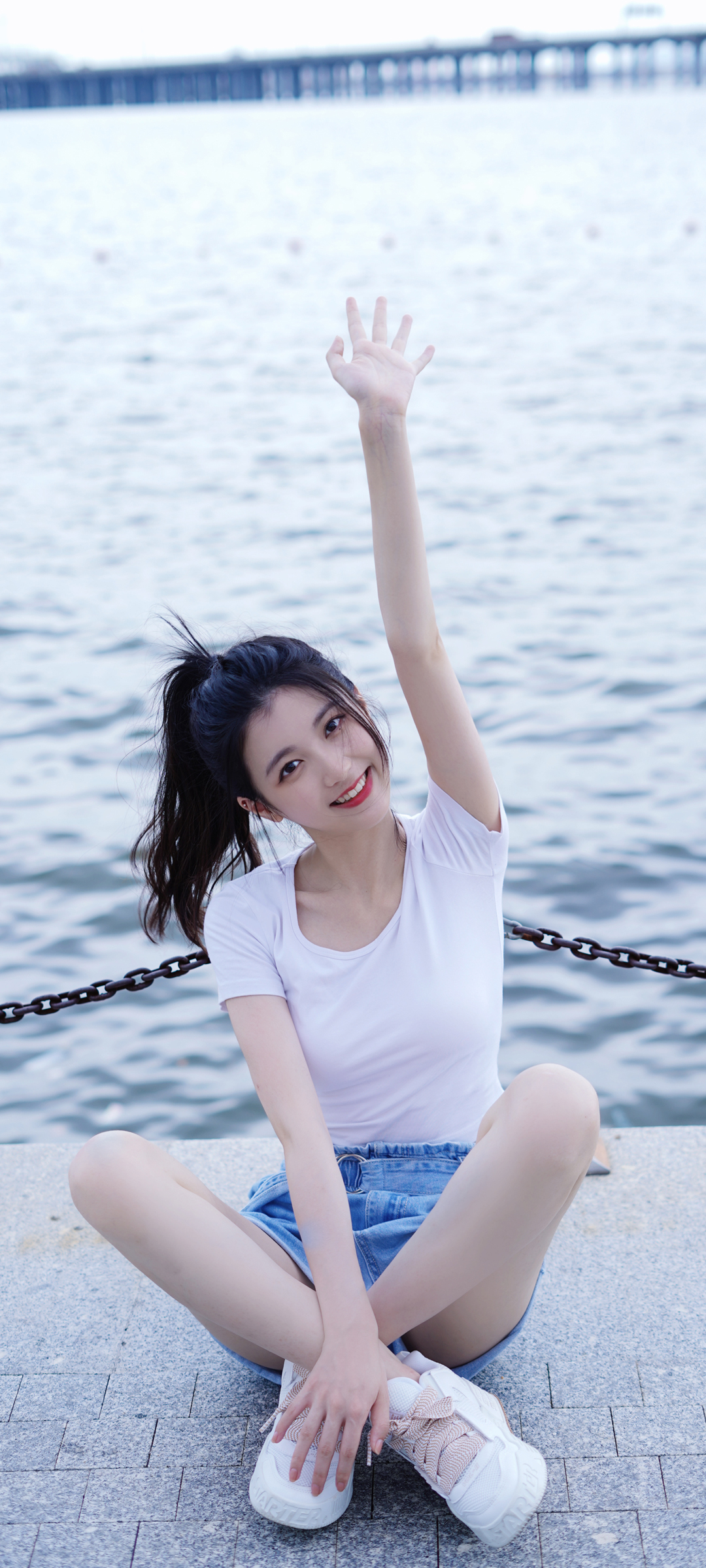 清新白色上衣配牛仔短裙，甜美美女壁纸，免费手机下载专区