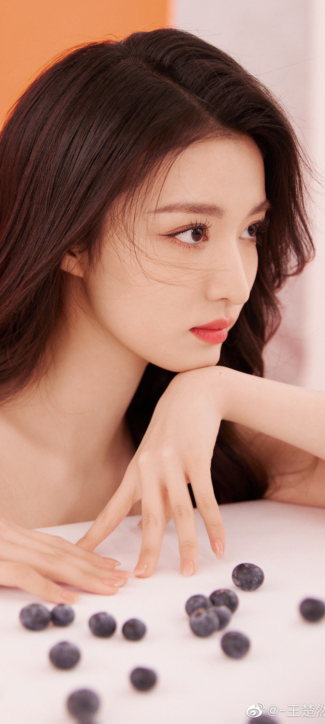 王楚然清纯长发美女壁纸，全面屏适配，免费下载