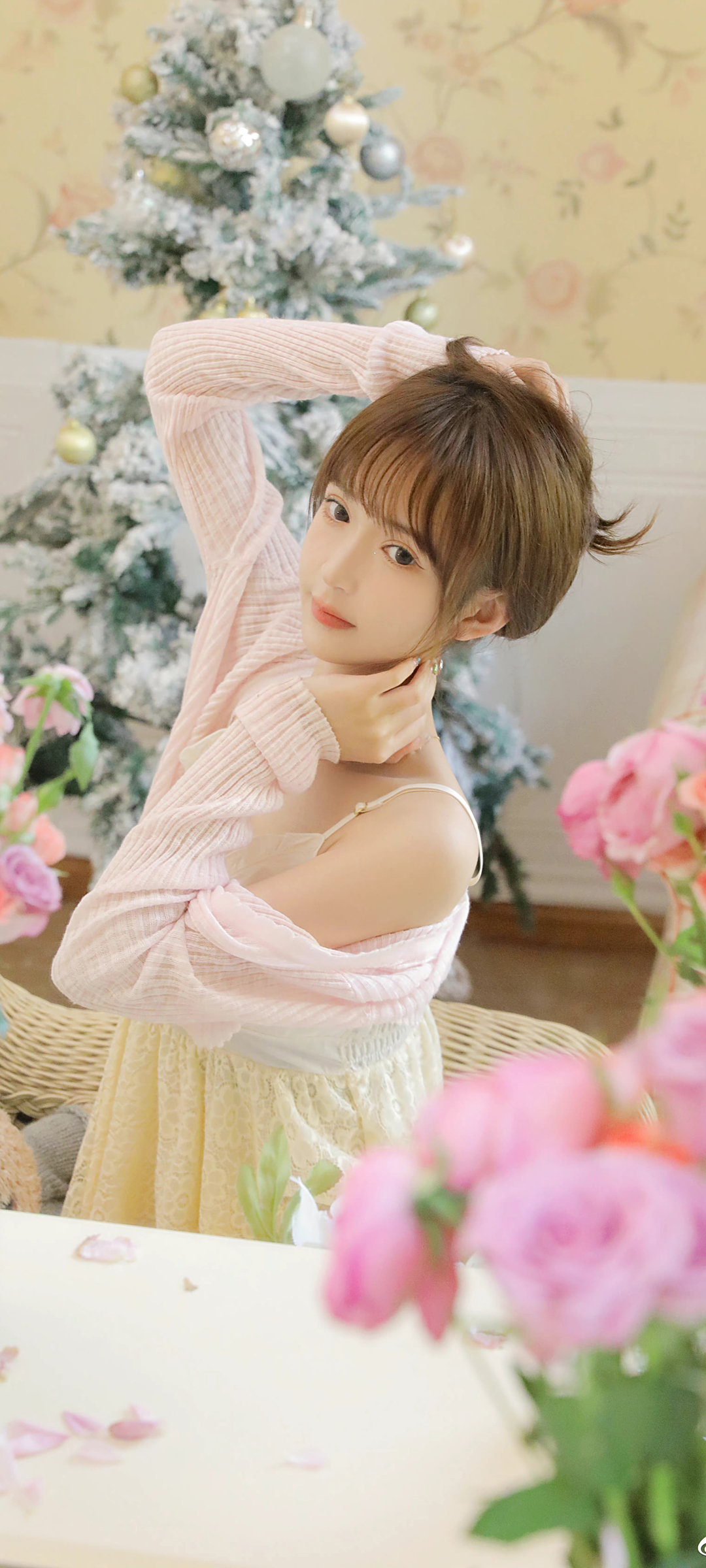 可爱侧颜美女壁纸，居家风格手机桌面美图免费下载