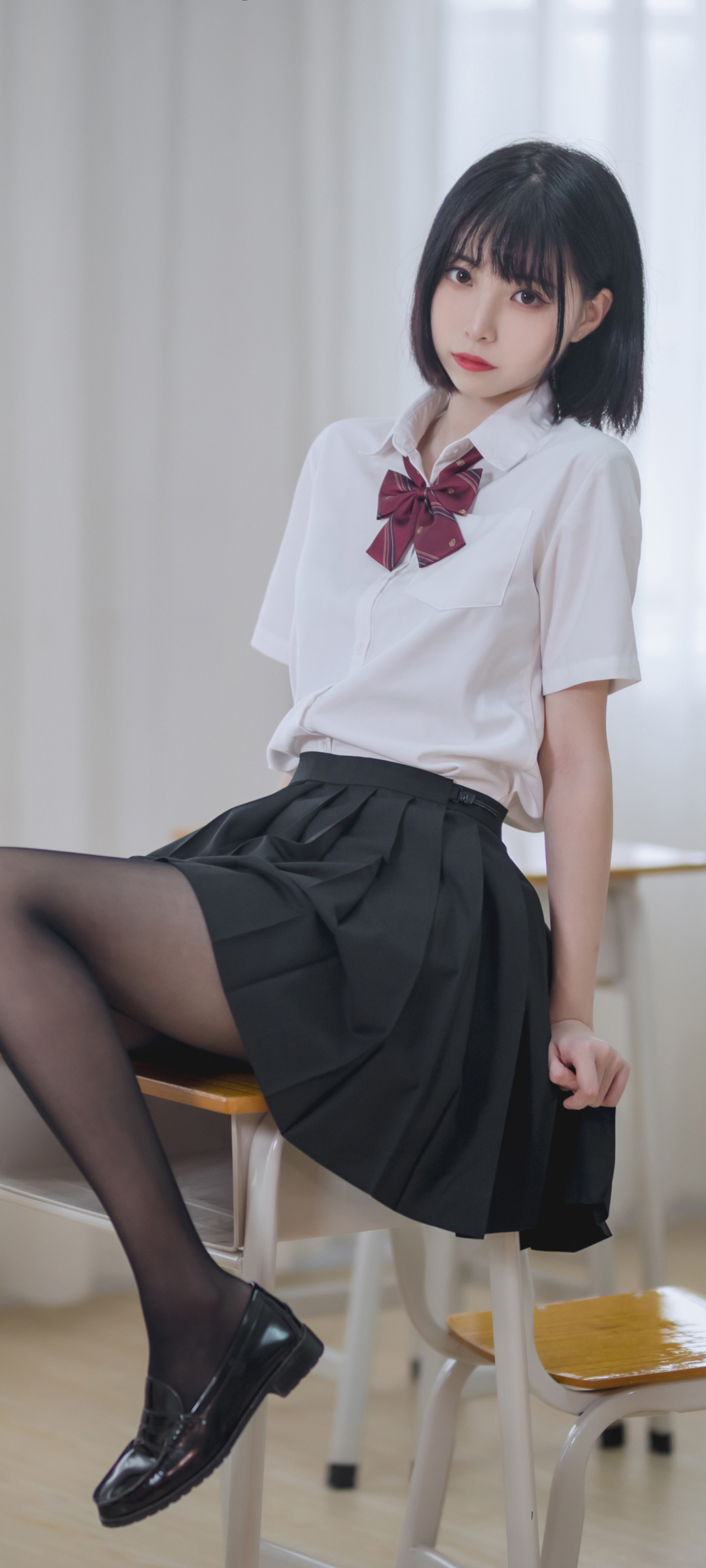 免费下载JK制服美女手机壁纸，黑色连裤袜魅力无限