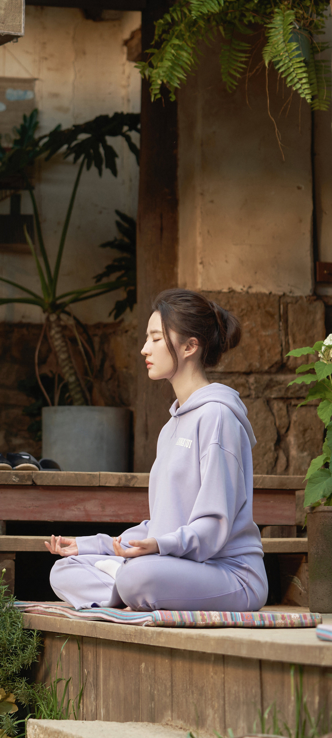刘亦菲闭眼打坐美图，绝美手机壁纸免费下载