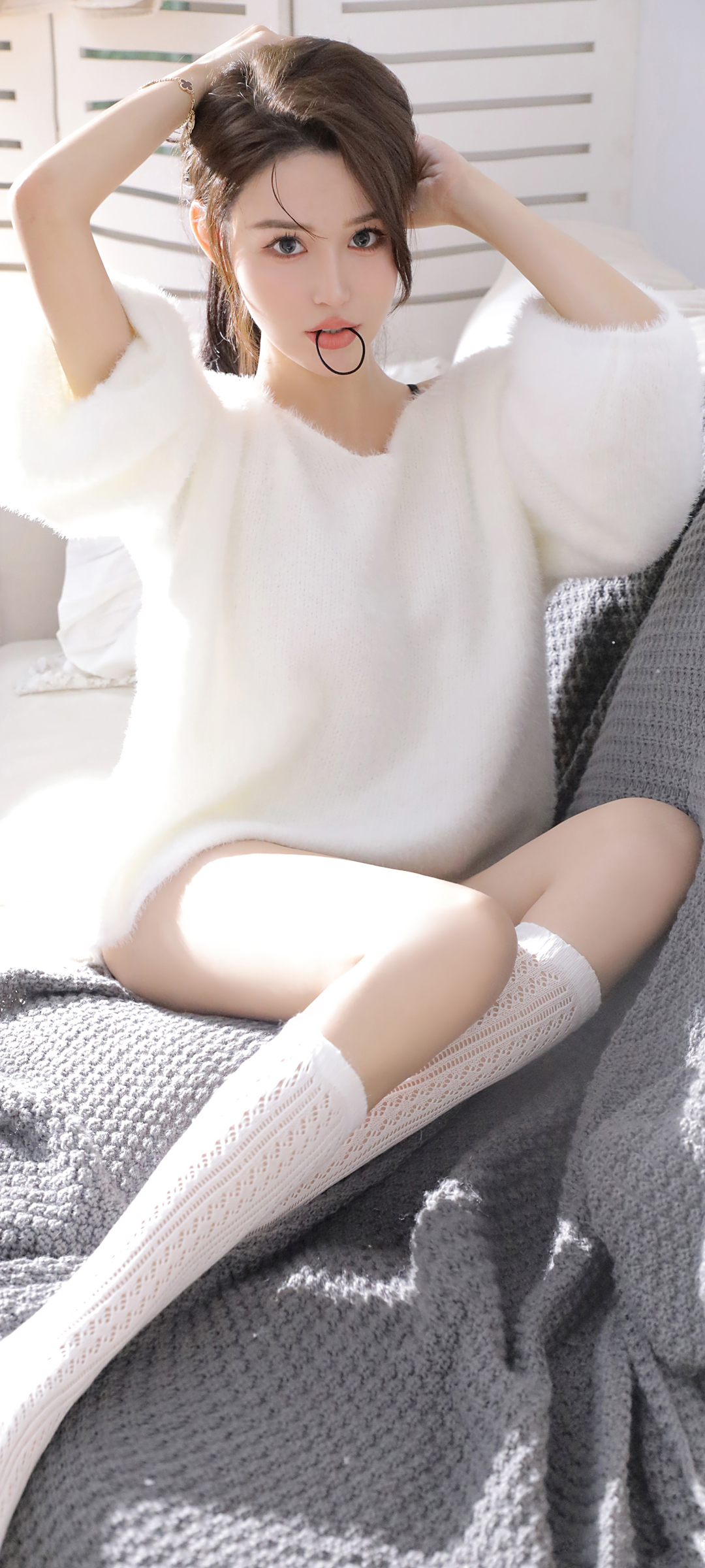 美女居家秀，扎发白衣美腿抢镜，免费手机壁纸下载大放送