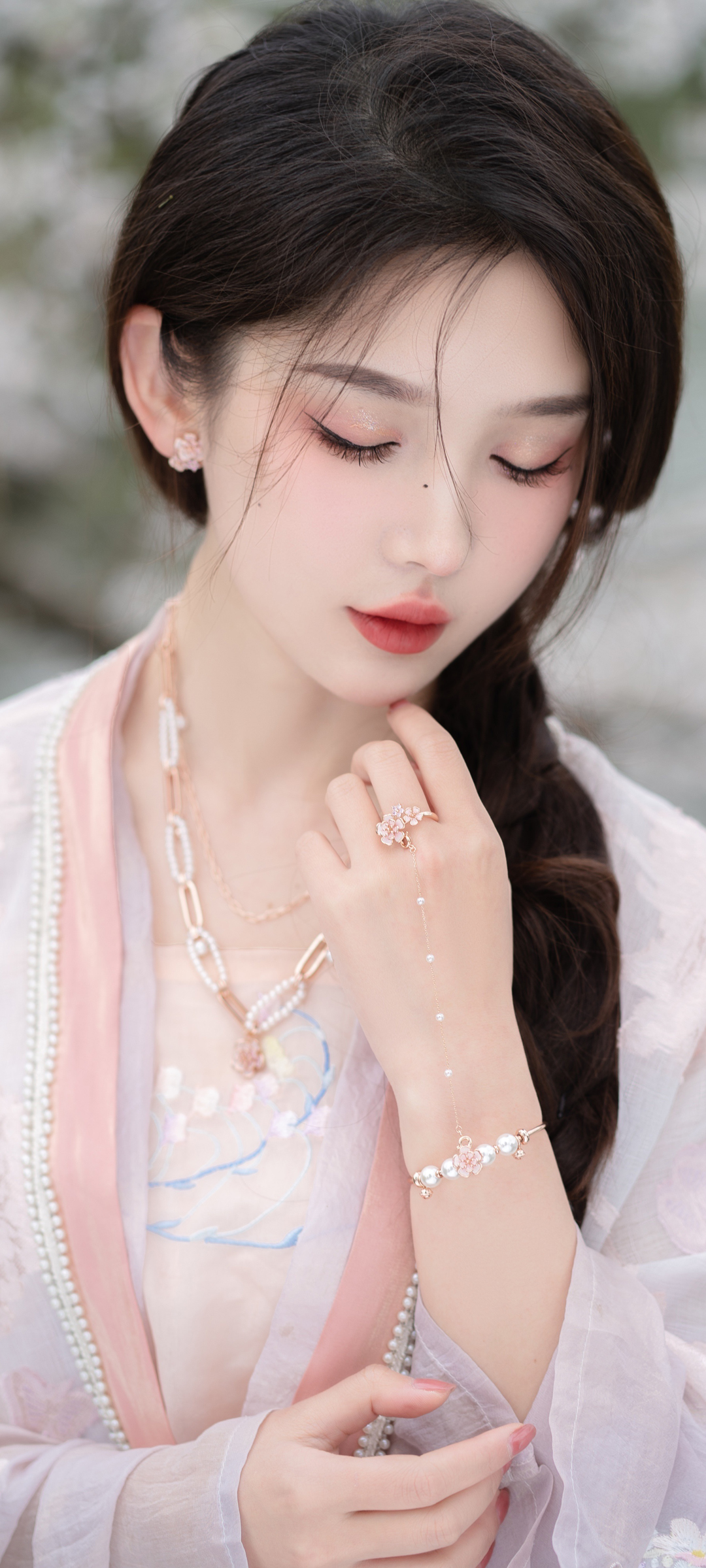 汉服佳人闭目静谧，唯美高清手机壁纸，美女图集免费下载