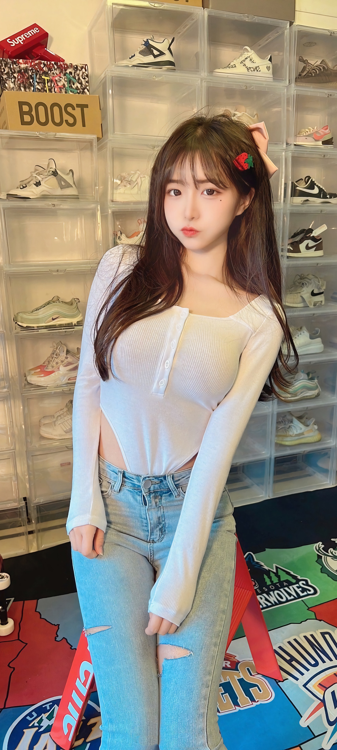 免费下载，白色衬衫牛仔美女，美腿抢镜，高清手机壁纸精选