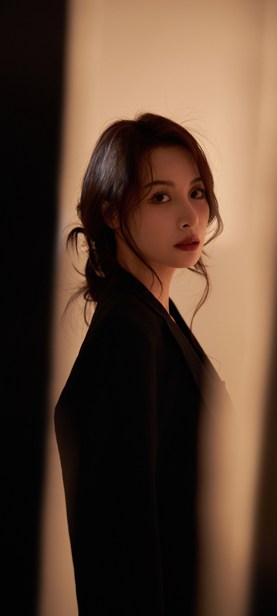 隆妮黑色魅力，高清美女手机壁纸，免费下载尽享