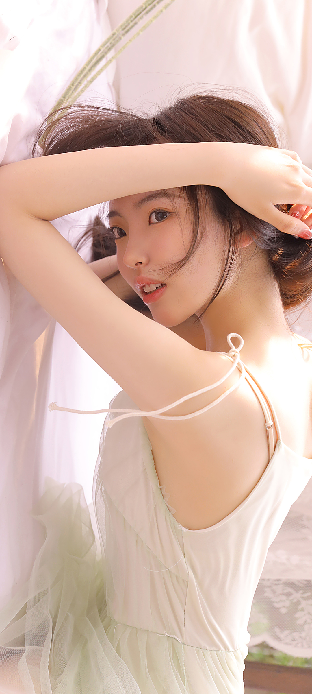 白绿裙装美女壁纸，清新居家风，免费下载手机背景图