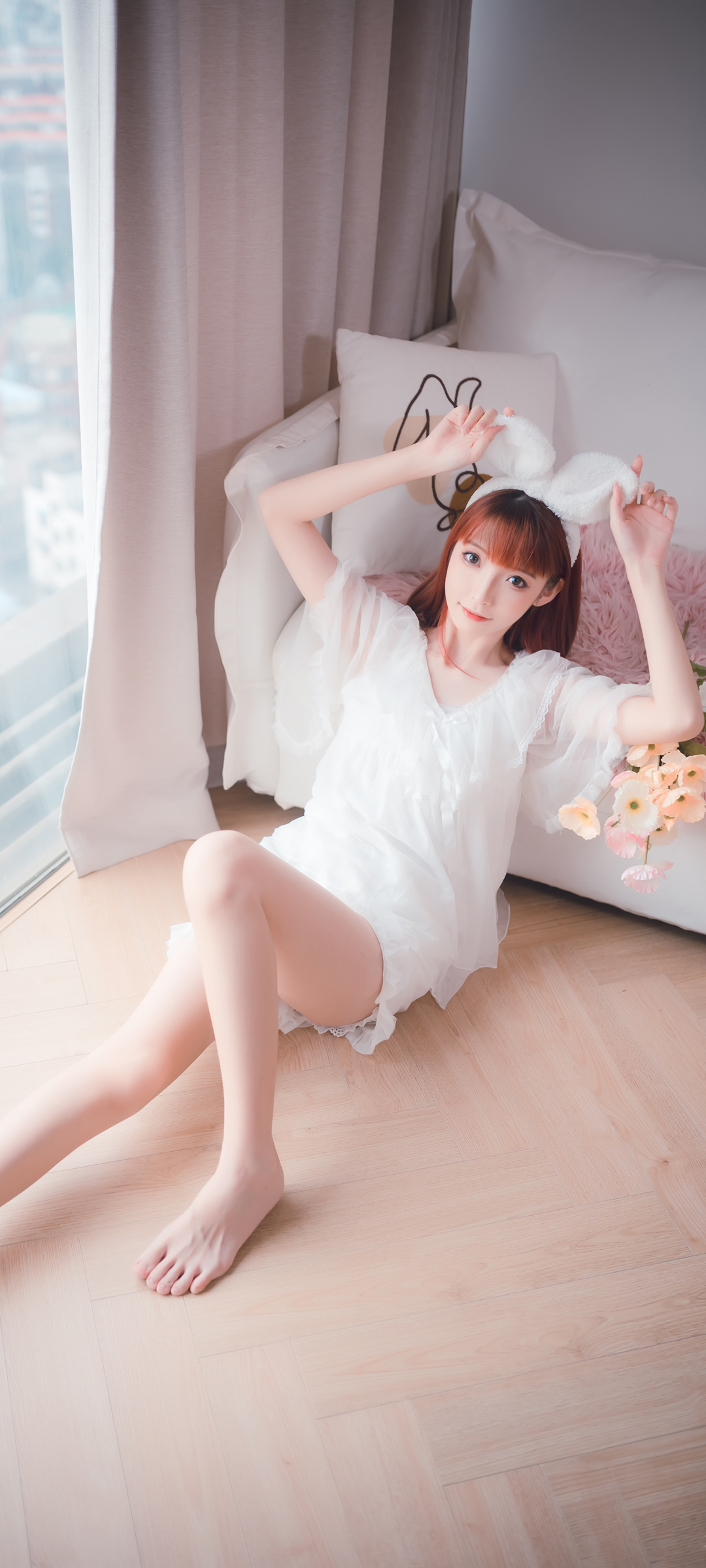 居家地板上的美女美腿，精选手机壁纸，免费下载