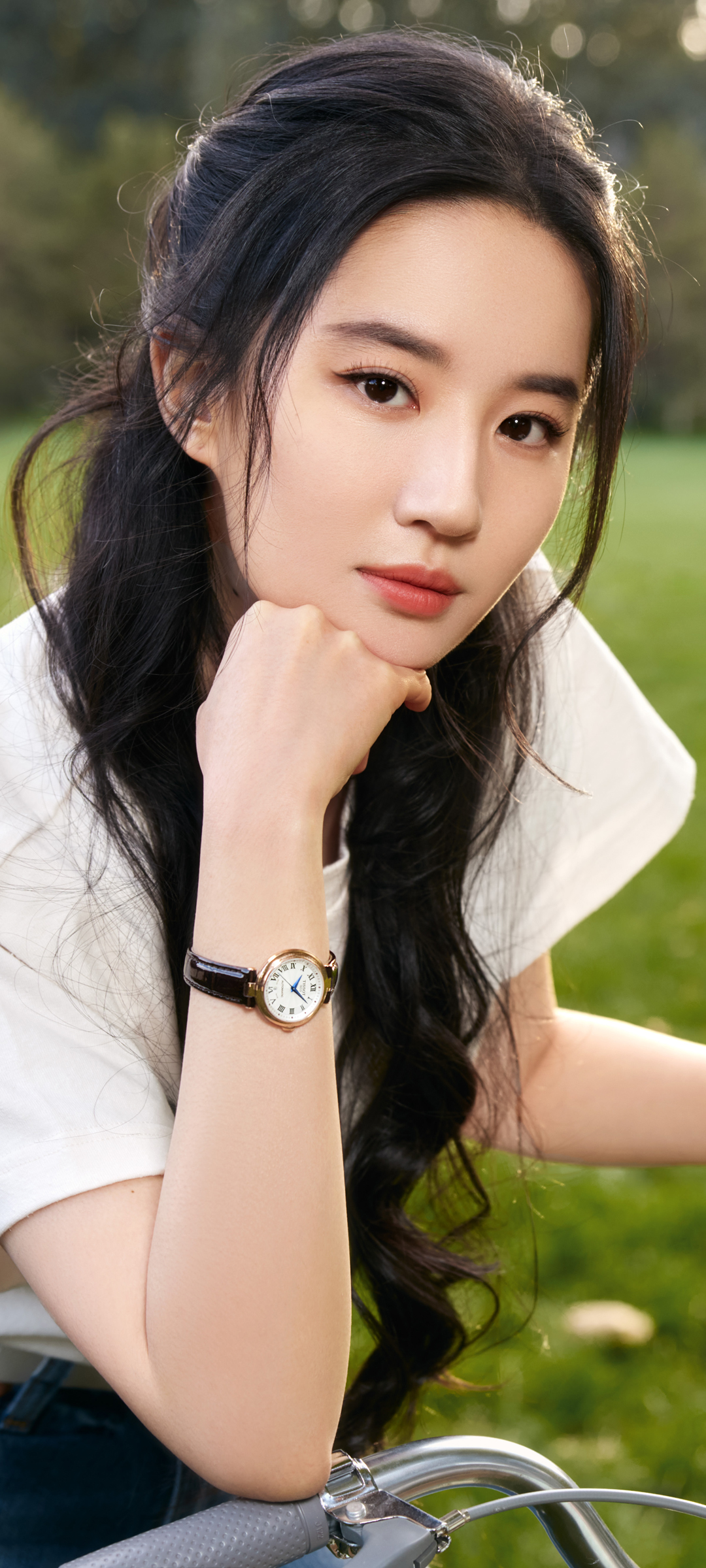 刘亦菲绿色草地清新写真，绝美壁纸免费下载，手机美化必备之选