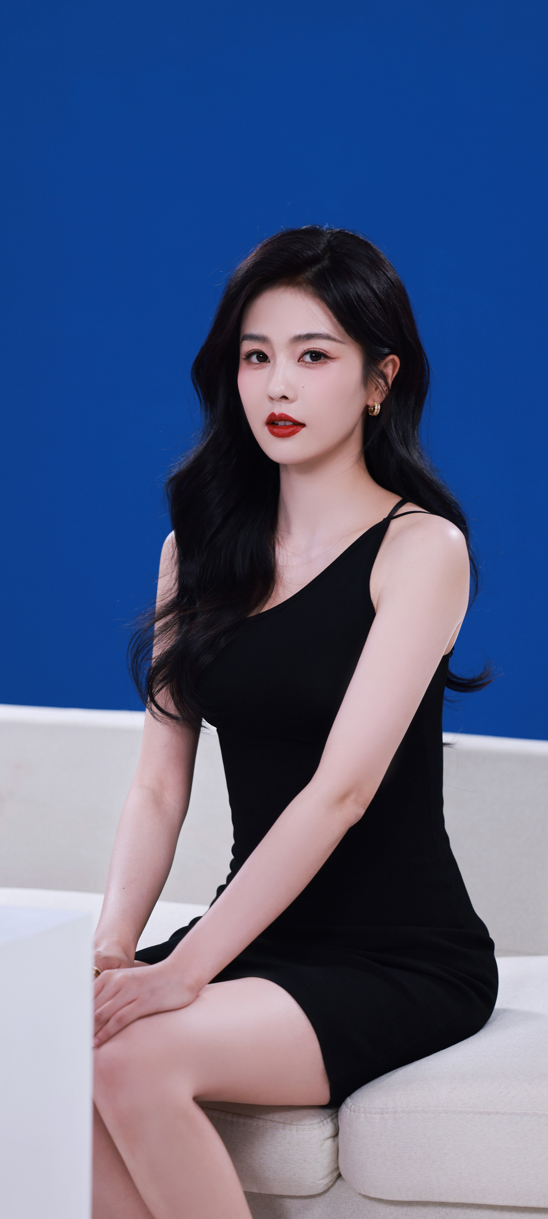 黑裙美女白鹿倩影，超清手机壁纸免费下载