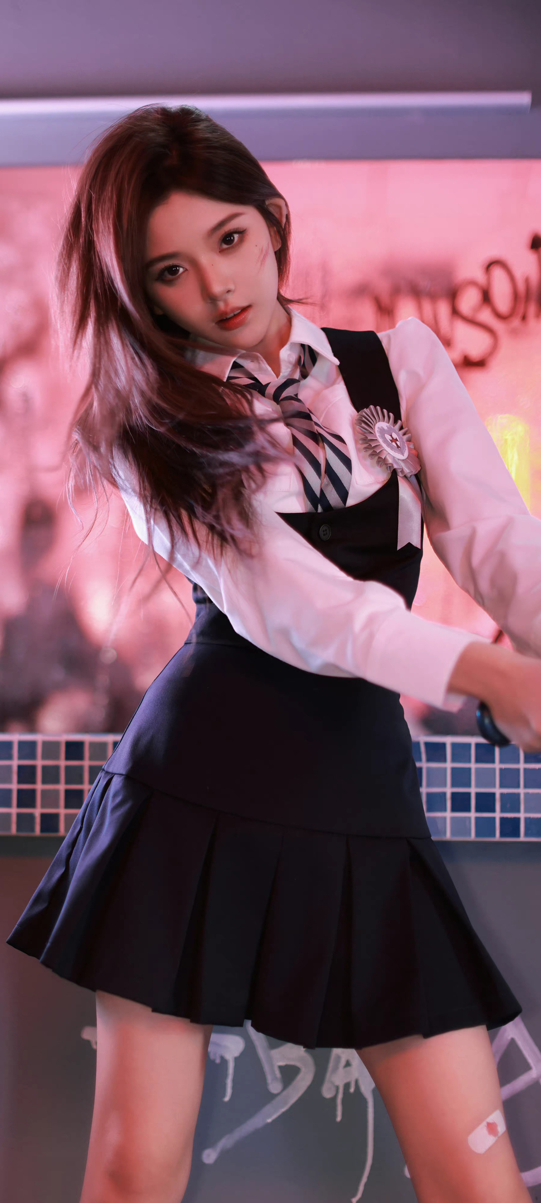 彭十六元气美女，高清黑色百褶裙全屏壁纸，免费下载！