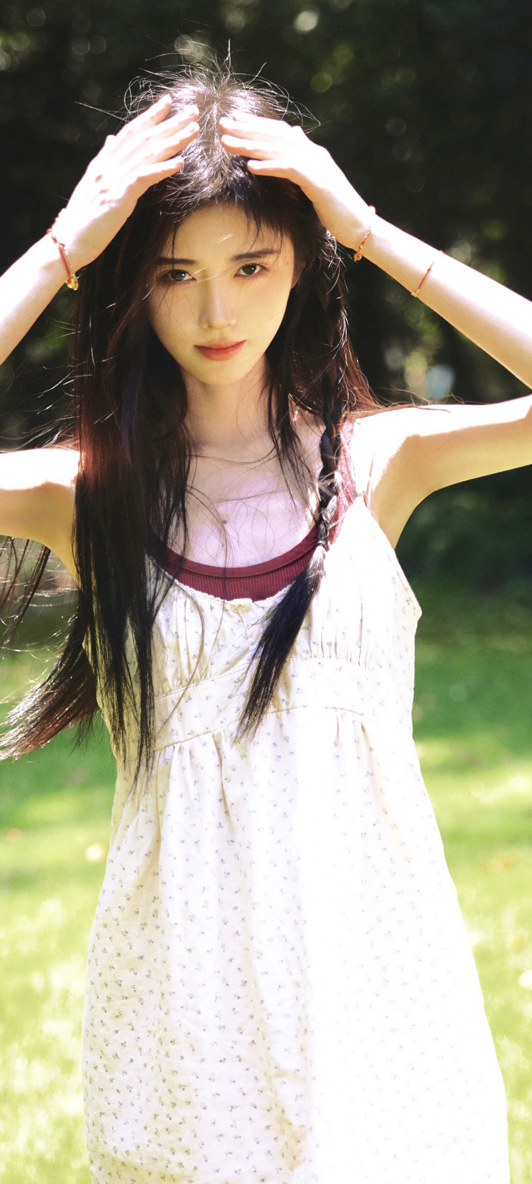 鞠婧祎花园美照，免费下载高清手机壁纸，尽享美女风采