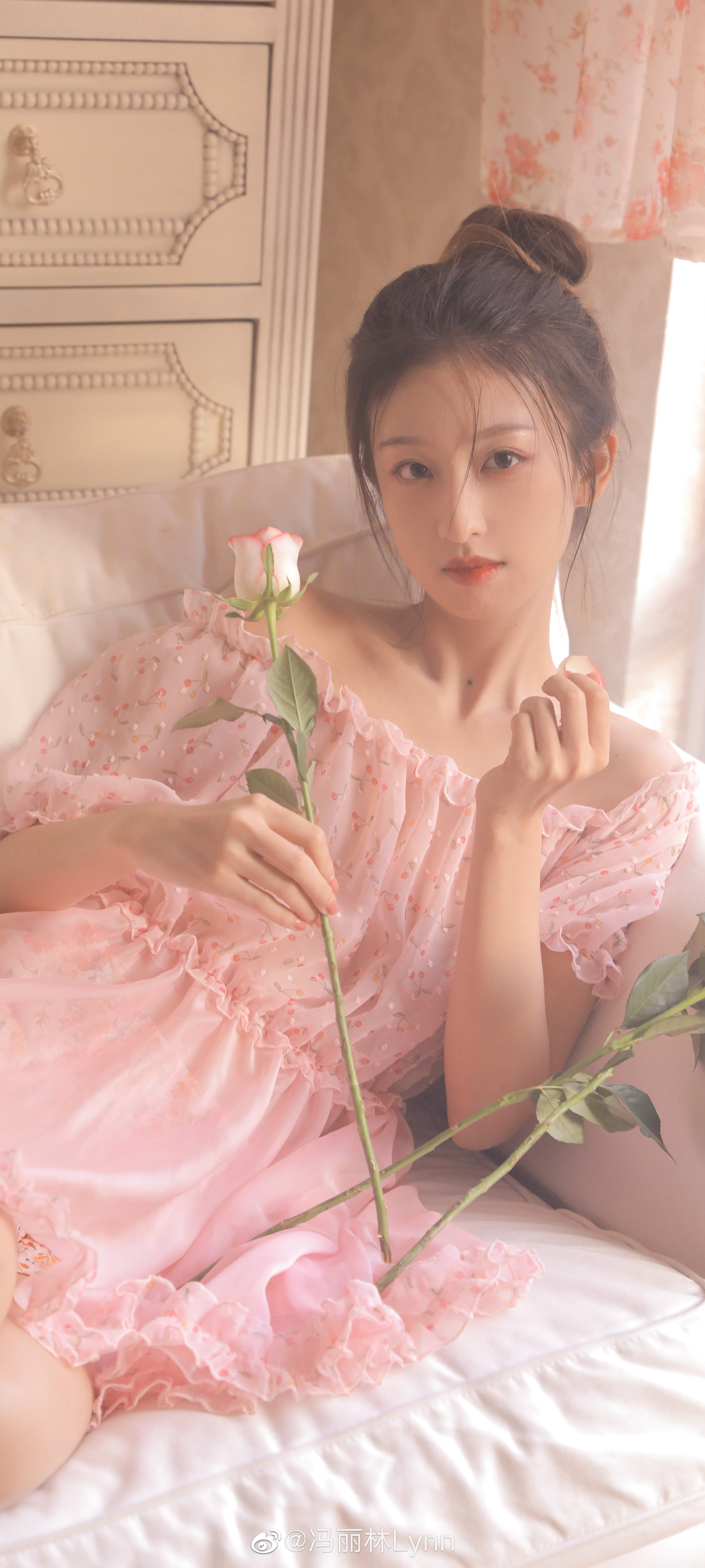 冯丽林居家美照，粉色裙摆与玫瑰绽放，全面屏手机壁纸免费下载
