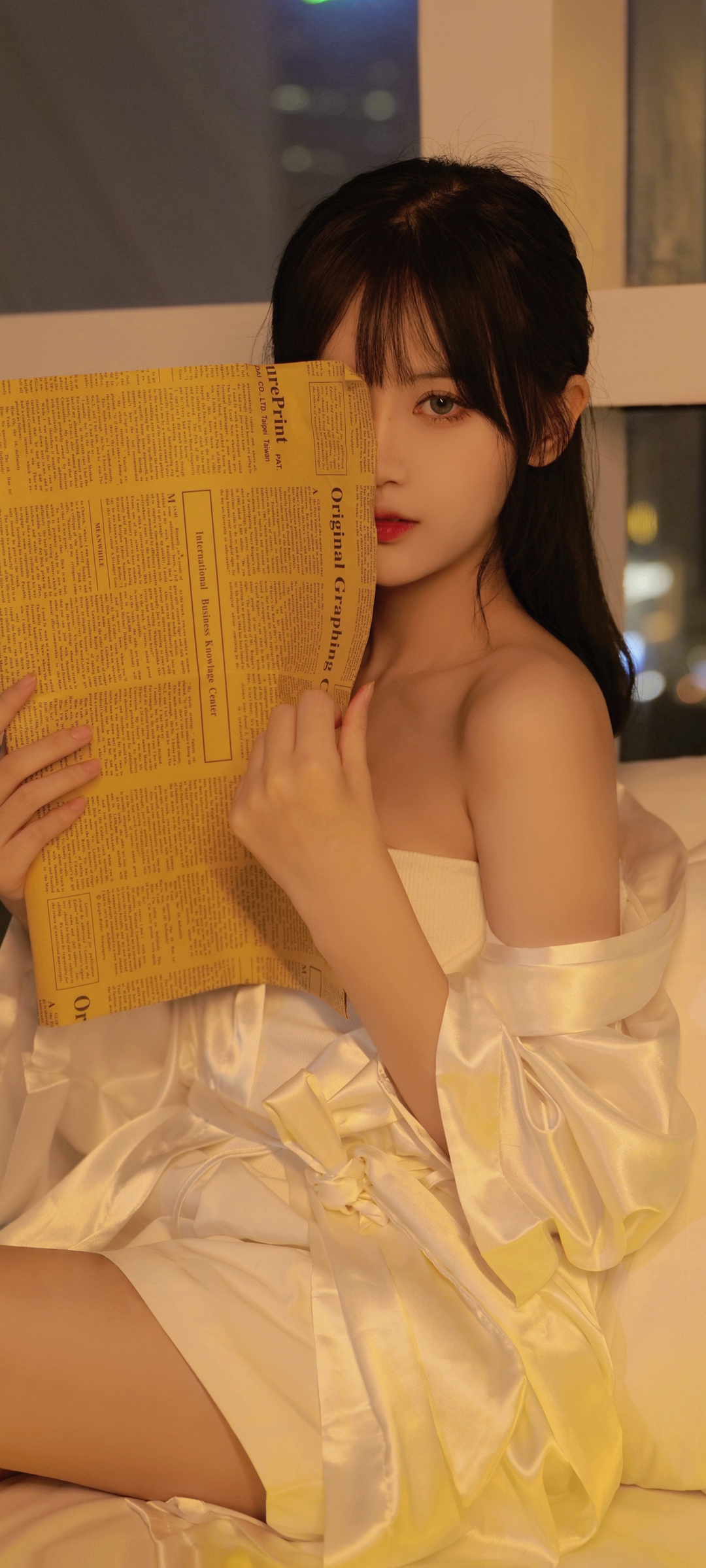 绝美白衣露肩女神，手持报纸，全面屏手机壁纸免费下载