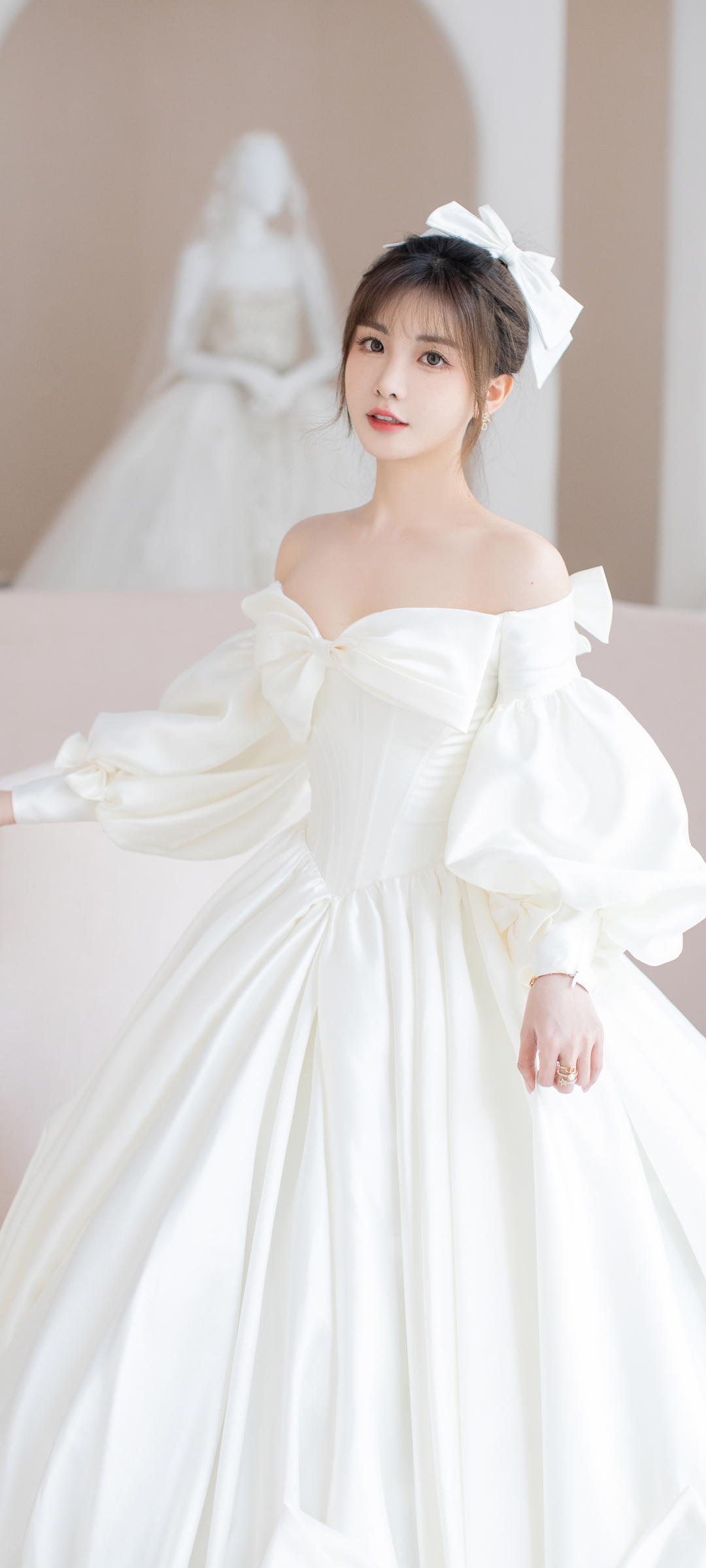 美丽公主白裙倩影，精选美女手机壁纸免费下载