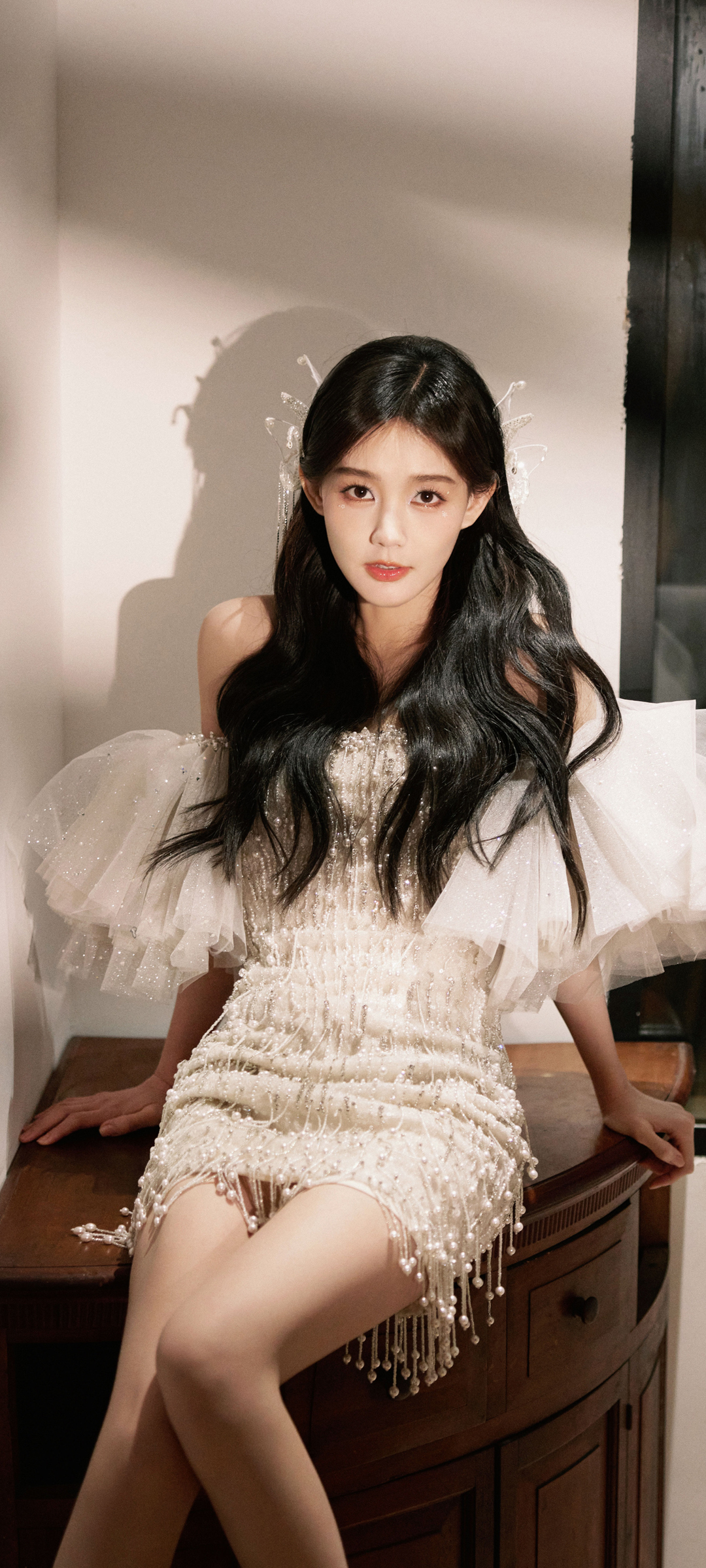 李一桐白色仙女裙绝美瞬间，手机桌面壁纸免费下载