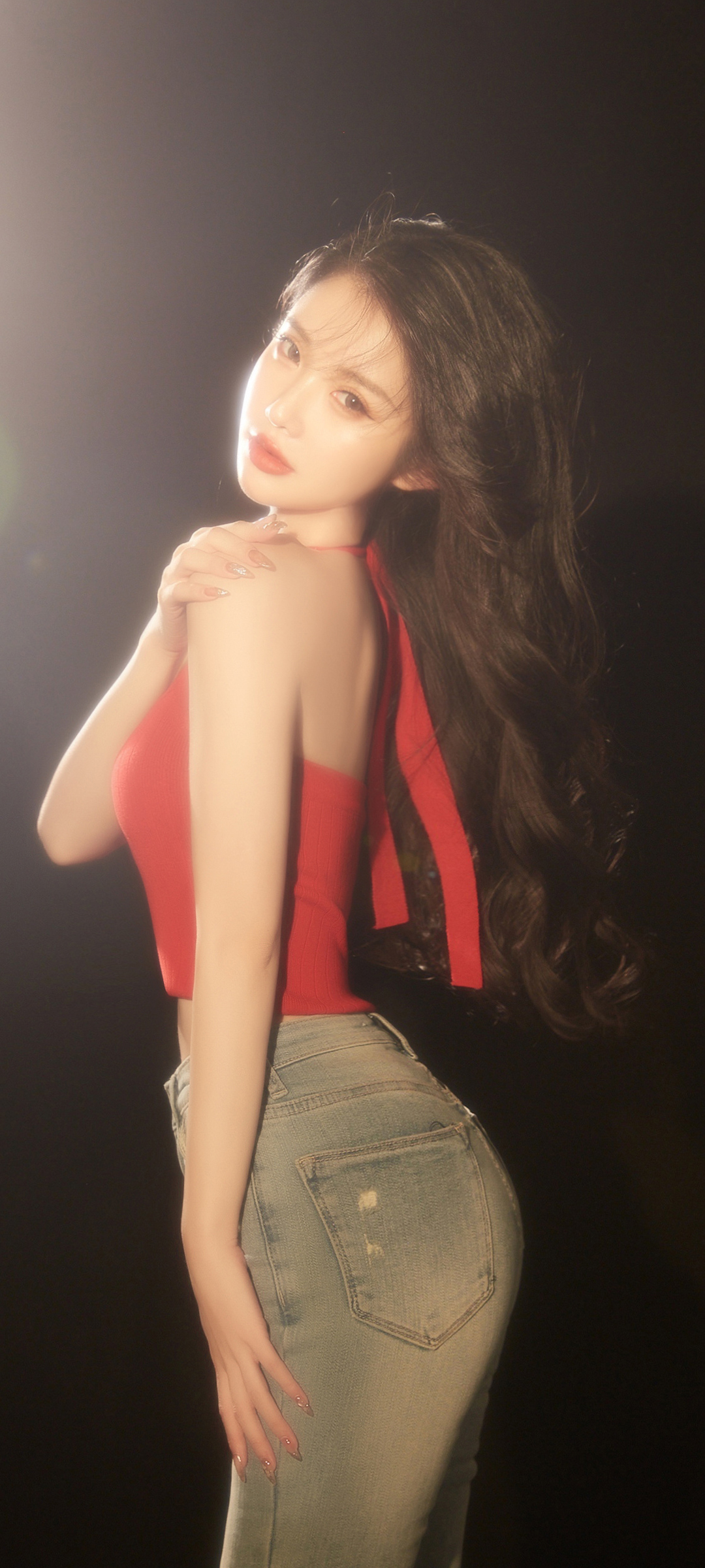 性感美女穿牛仔，翘臀身材吸睛，高清全屏手机壁纸免费下载
