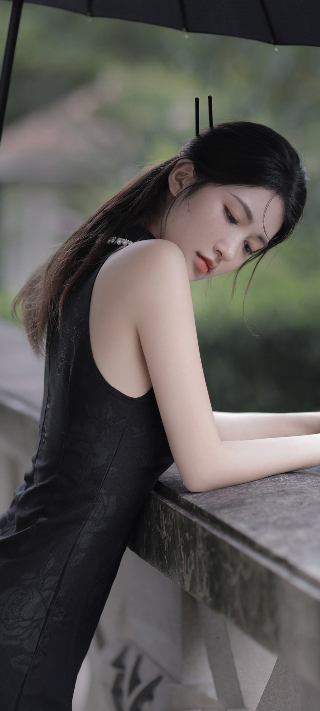 优雅黑旗袍美女，长发飘逸身姿曼妙，全屏手机壁纸免费下载