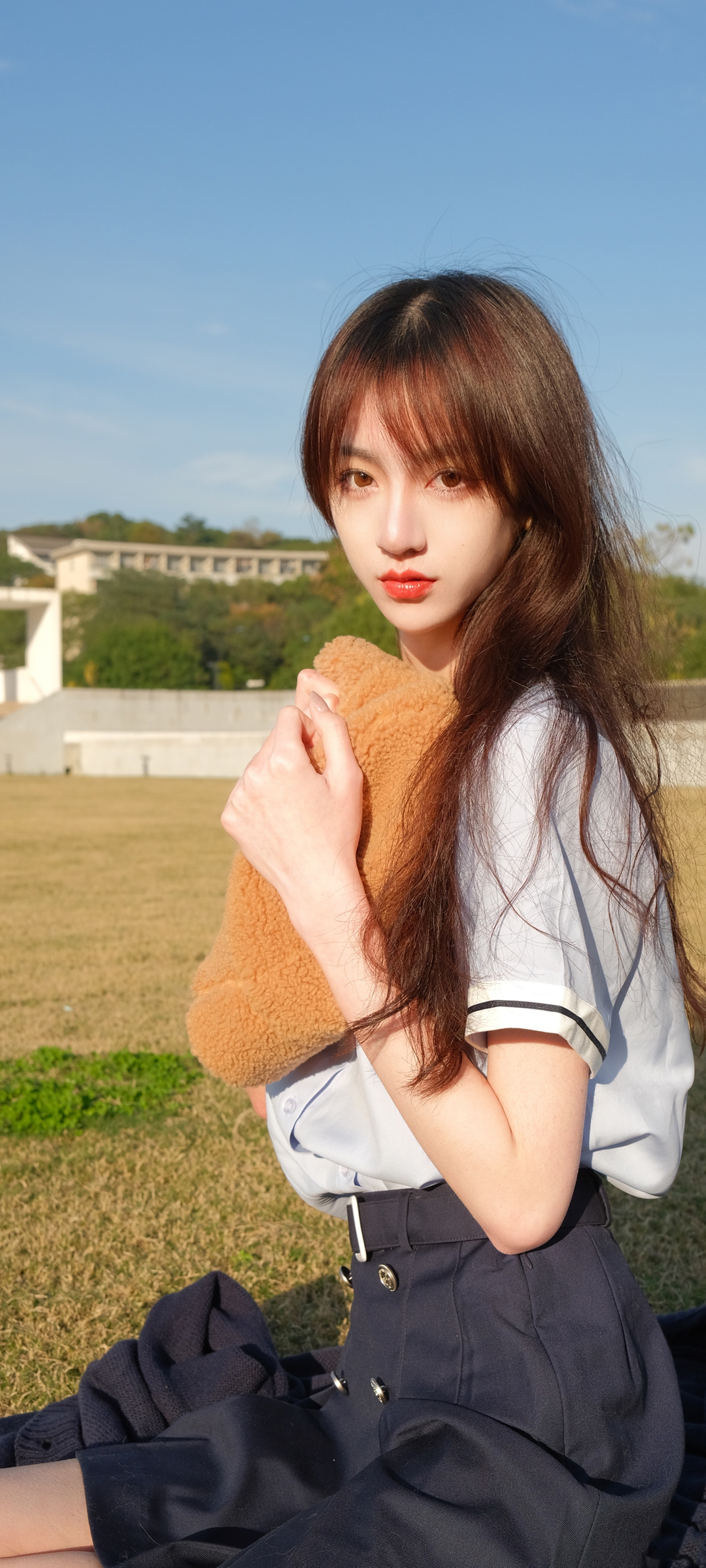草地上的长发美女，身着黑裙，绝美壁纸免费下载，装点你的手机屏幕