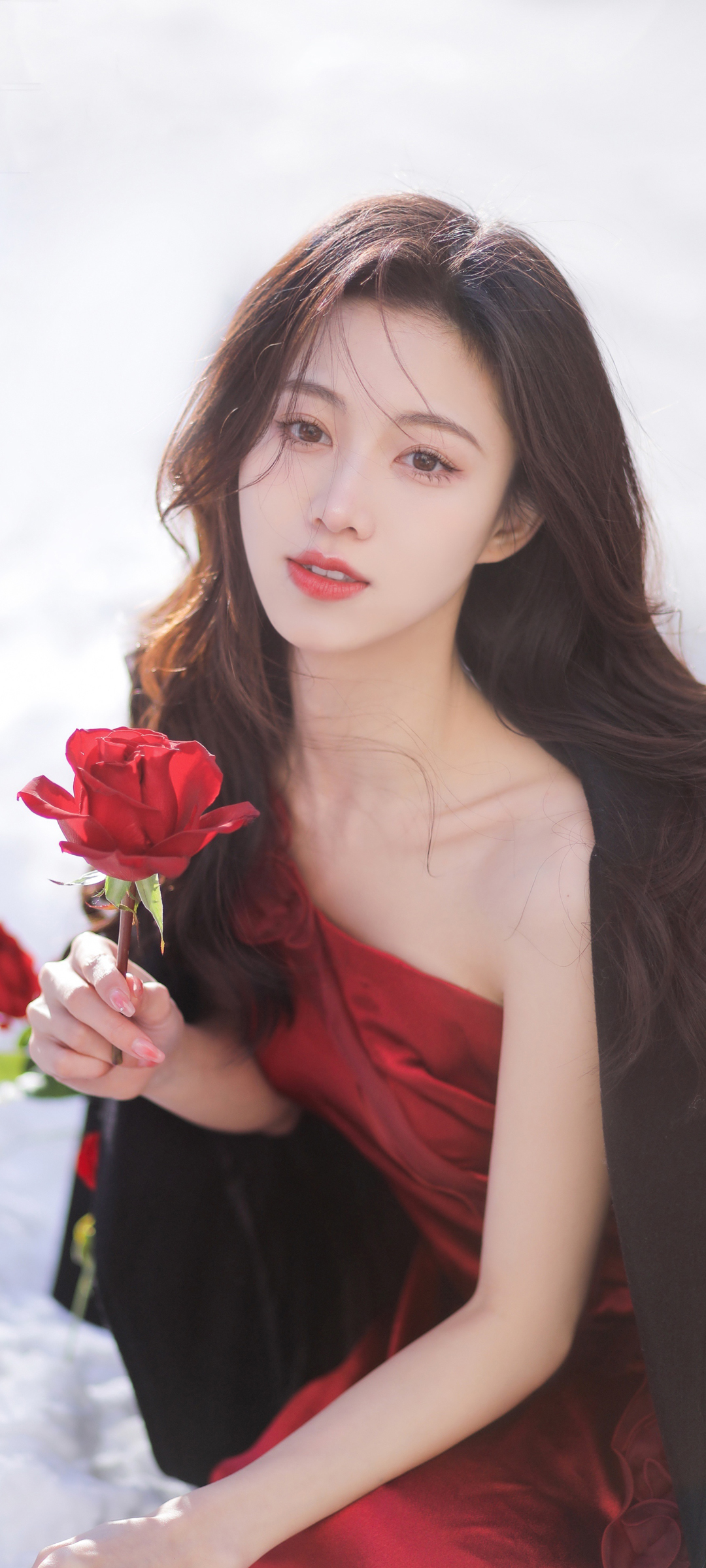 甜美美女手机壁纸，红色裙子长发玫瑰，免费下载高清美图
