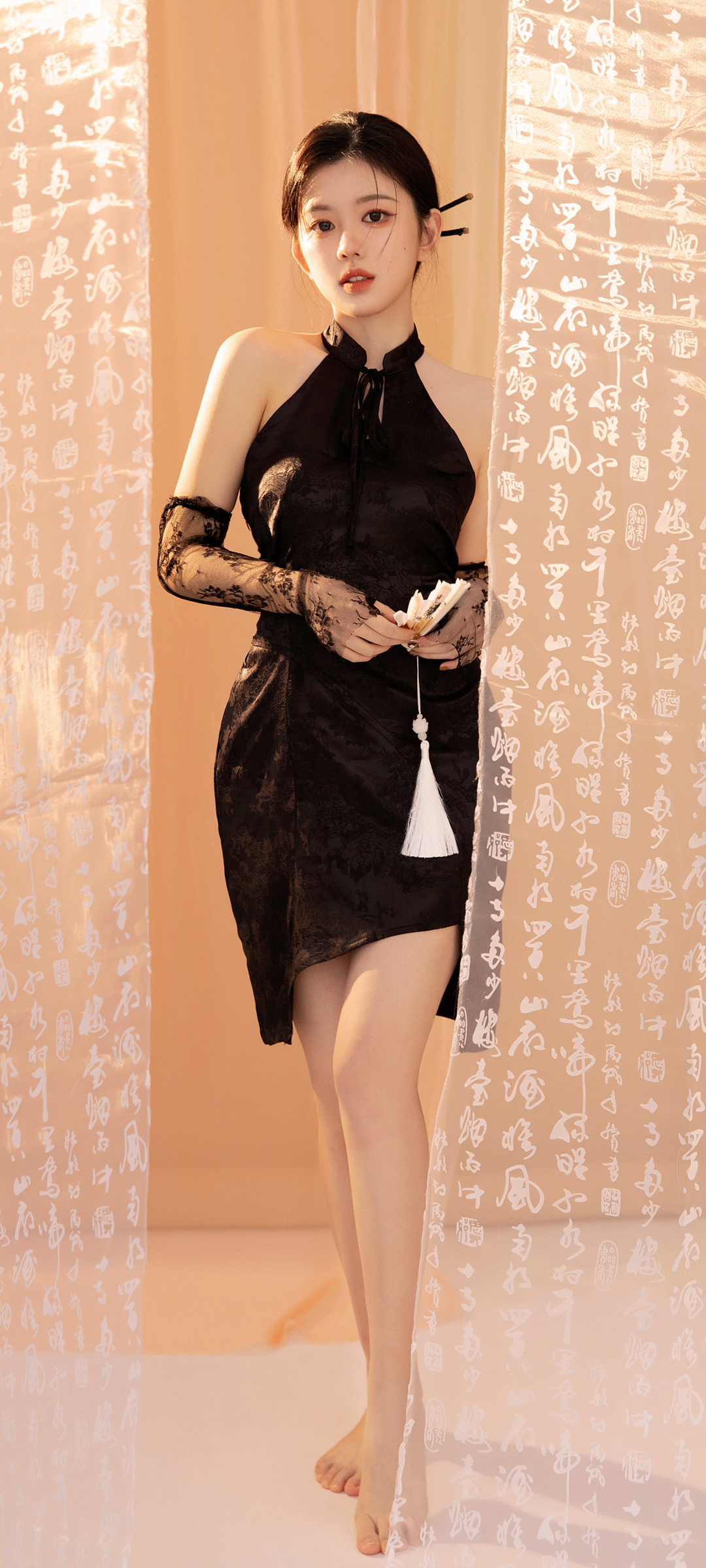 气质美女秀美腿，黑裤搭配手机壁纸，免费下载精选美图