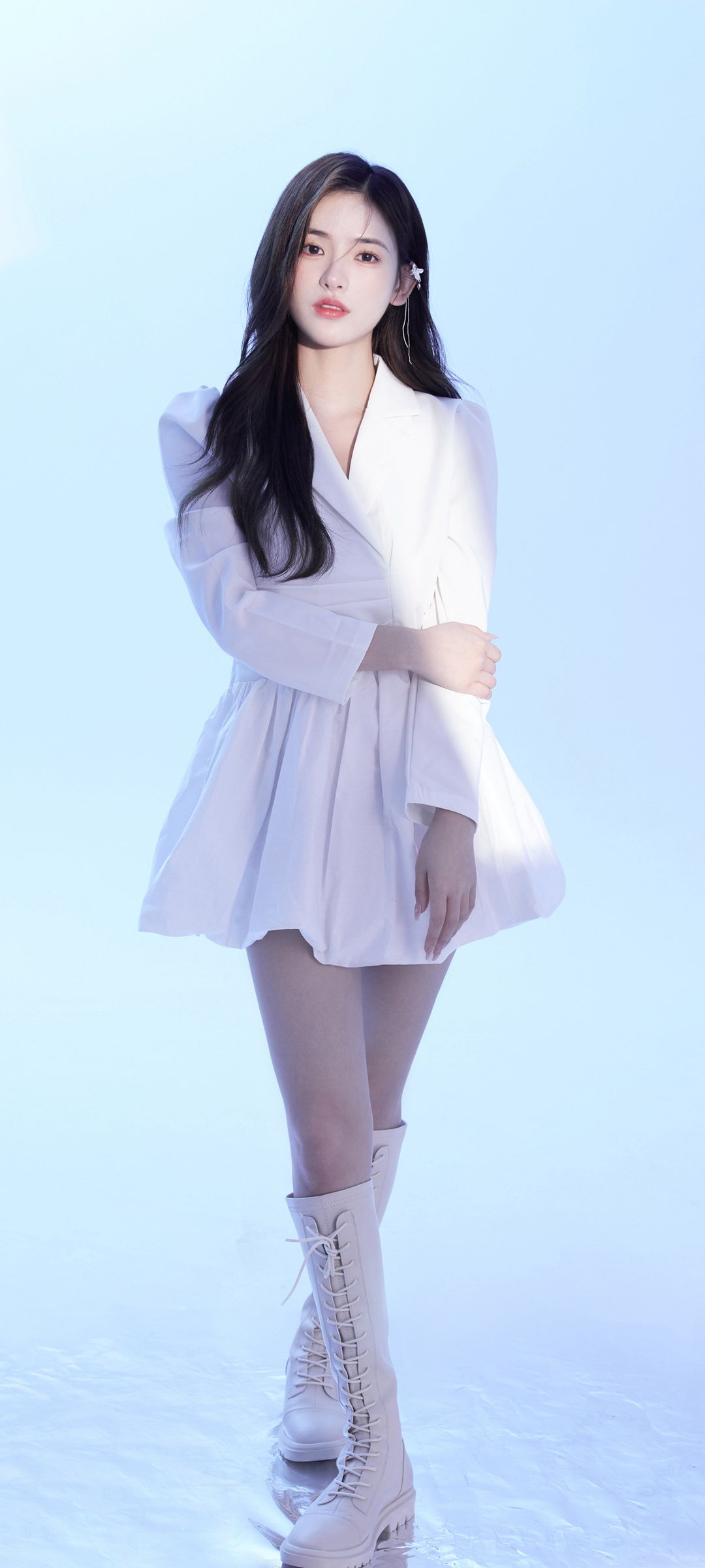 全屏美女壁纸，长腿靴子女神搭配白裙，免费下载手机背景